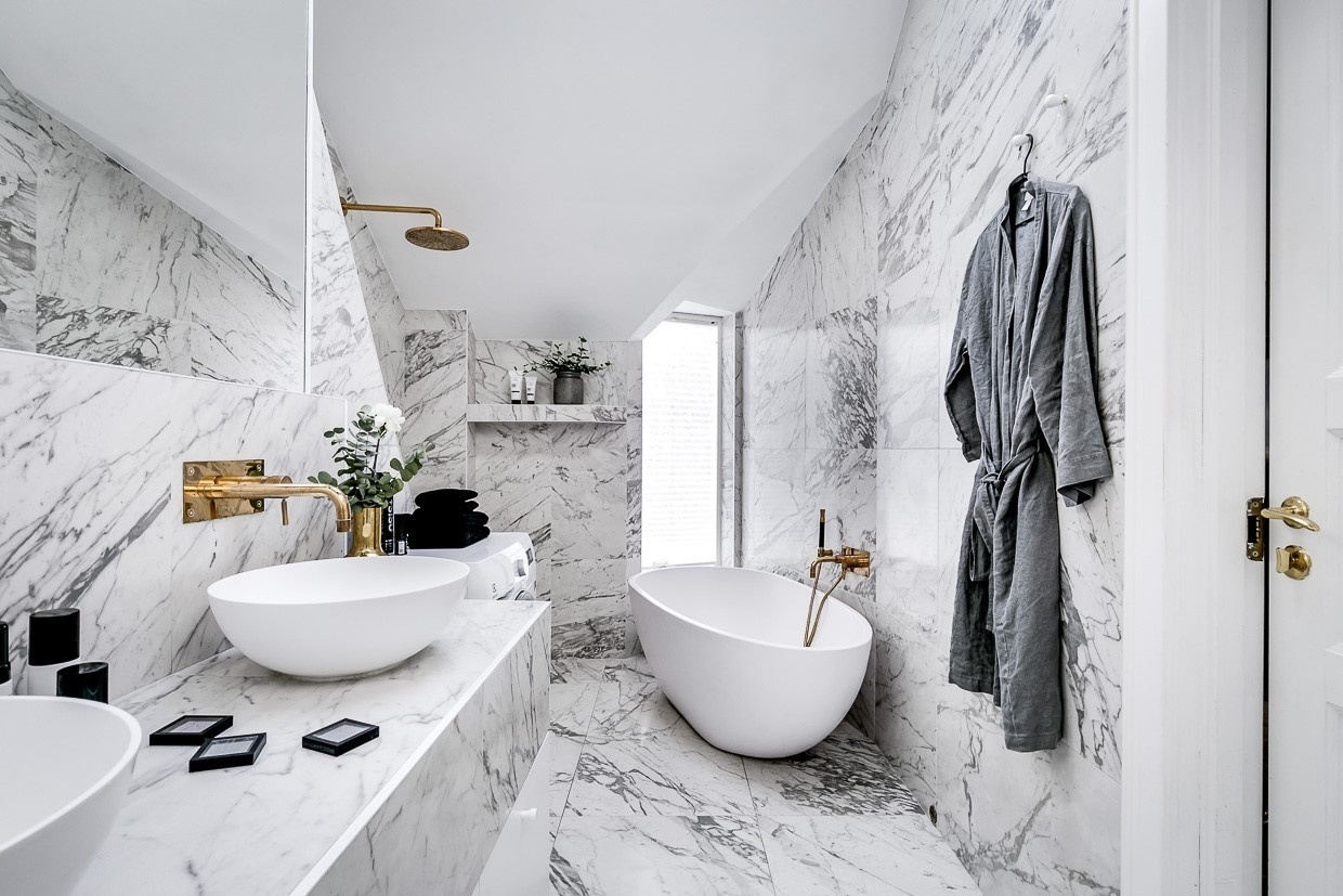 Kết thúc BST là phòng tắm của blogger Margot Dietz tại Stockholm (Thụy Điển). Toàn bộ sàn nhà, nền tường, kệ mở cho đến tủ vanity (tủ kết hợp bồn rửa) đều sử dụng đá cẩm thạch cho thấy chủ nhân cực kỳ đầu tư ngân sách cho không gian thư giãn.