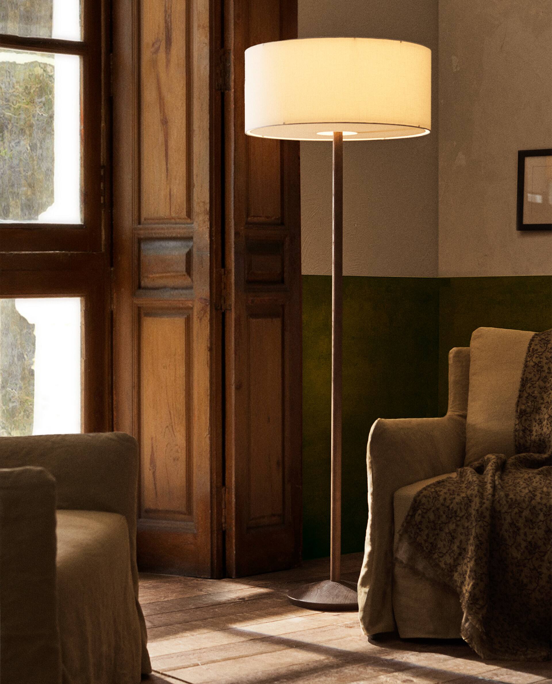 Vào mùa thu, ánh sáng dịu nhẹ từ đèn sàn, đèn gắn tường phòng khách cũng góp phần tạo nên cảm giác ấm cúng khi tiếp khách. 