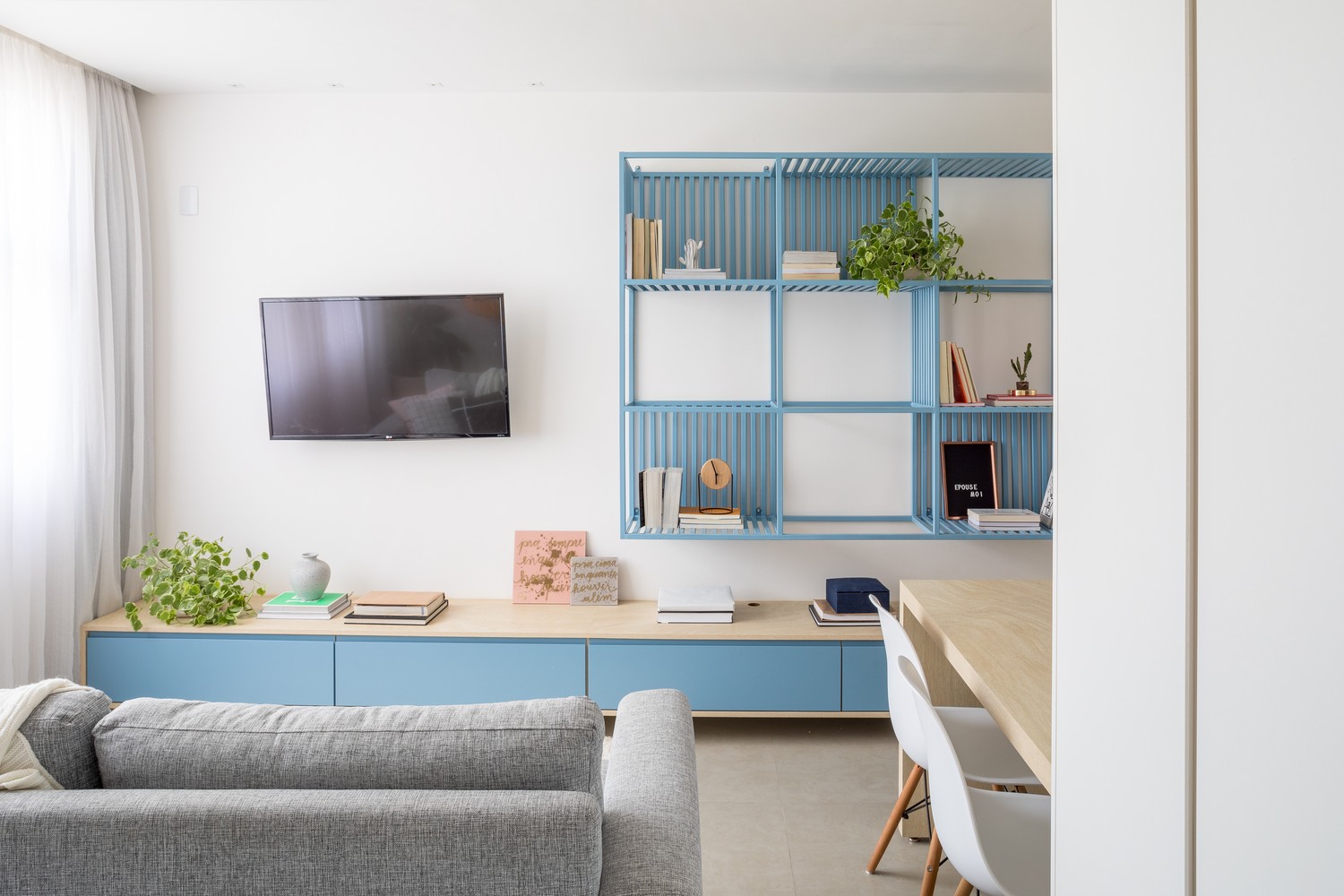 Căn hộ 26m² của cặp vợ chồng son nhờ nội thất màu xanh lam mà thêm tươi tắn