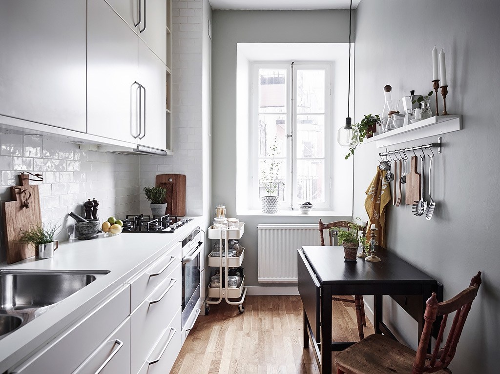 Phòng bếp nhỏ: 4 ý tưởng hữu ích giúp tiết kiệm không gian chật chội - Ảnh 1
