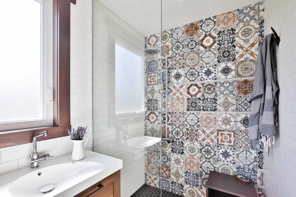 5 ý tưởng sáng tạo để trang trí khu tắm vòi hoa sen trong phòng tắm nổi bật - Ảnh 5