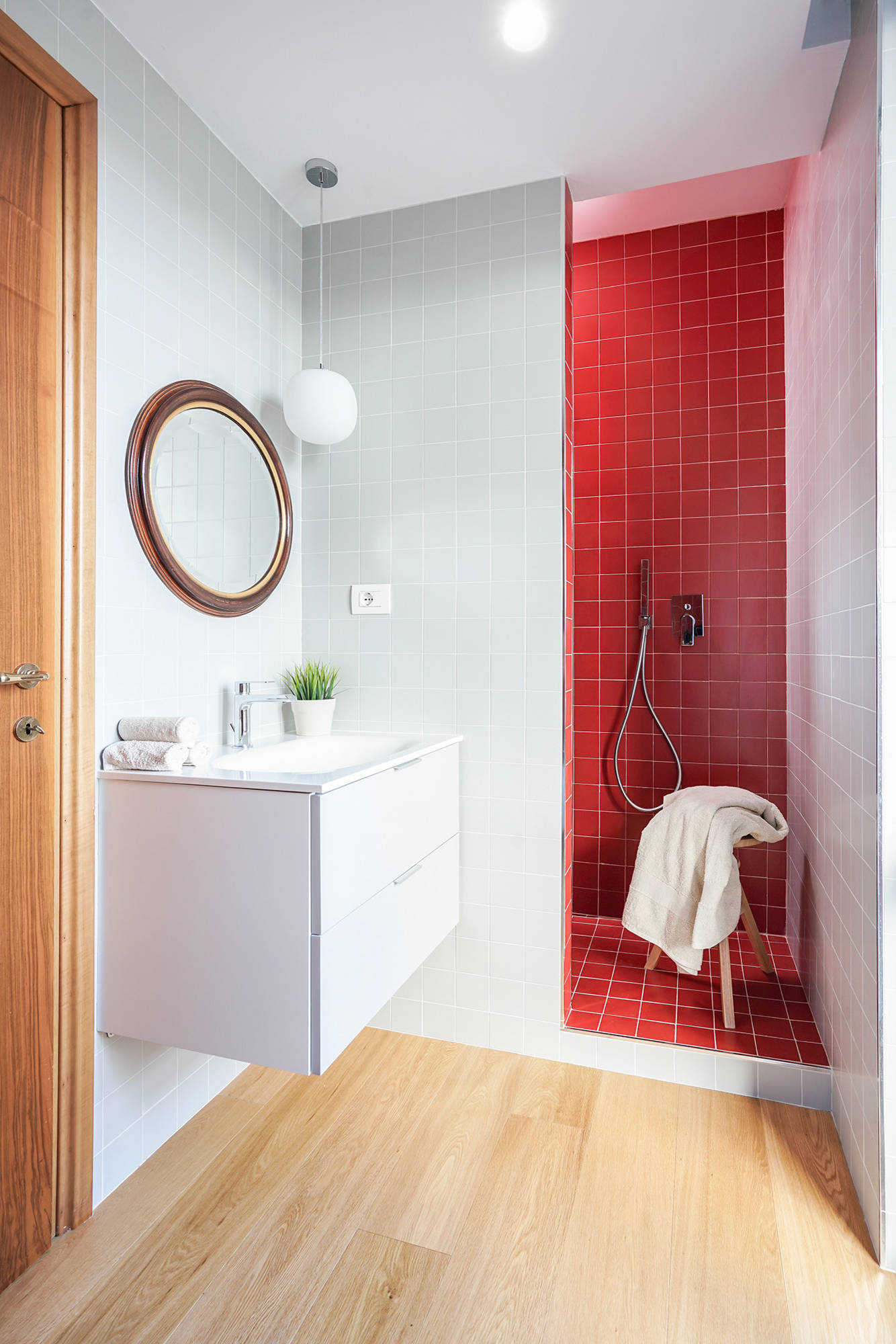 Hãy sử dụng gạch ốp lát nhiều màu sắc để khu vực buồng tắm vòi sen trở thành điểm nhấn nổi bật nhất khi vừa bước chân vào phòng tắm.