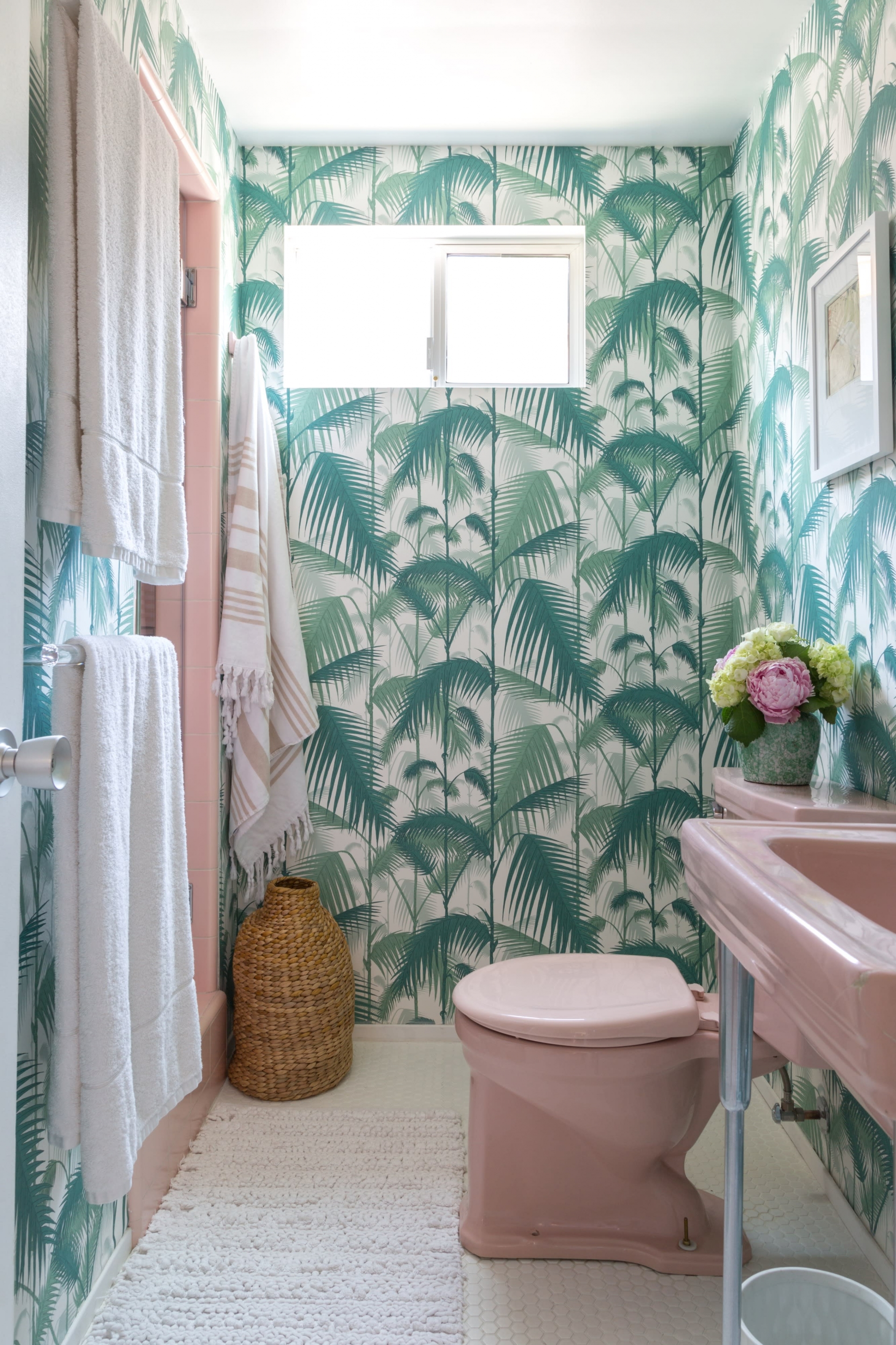 Hình ảnh thực vật miền nhiệt đới trên giấy dán tường sẽ giúp buồng tắm nhỏ sáng bừng, hơn nữa lại dễ dàng thay mới theo mùa. 