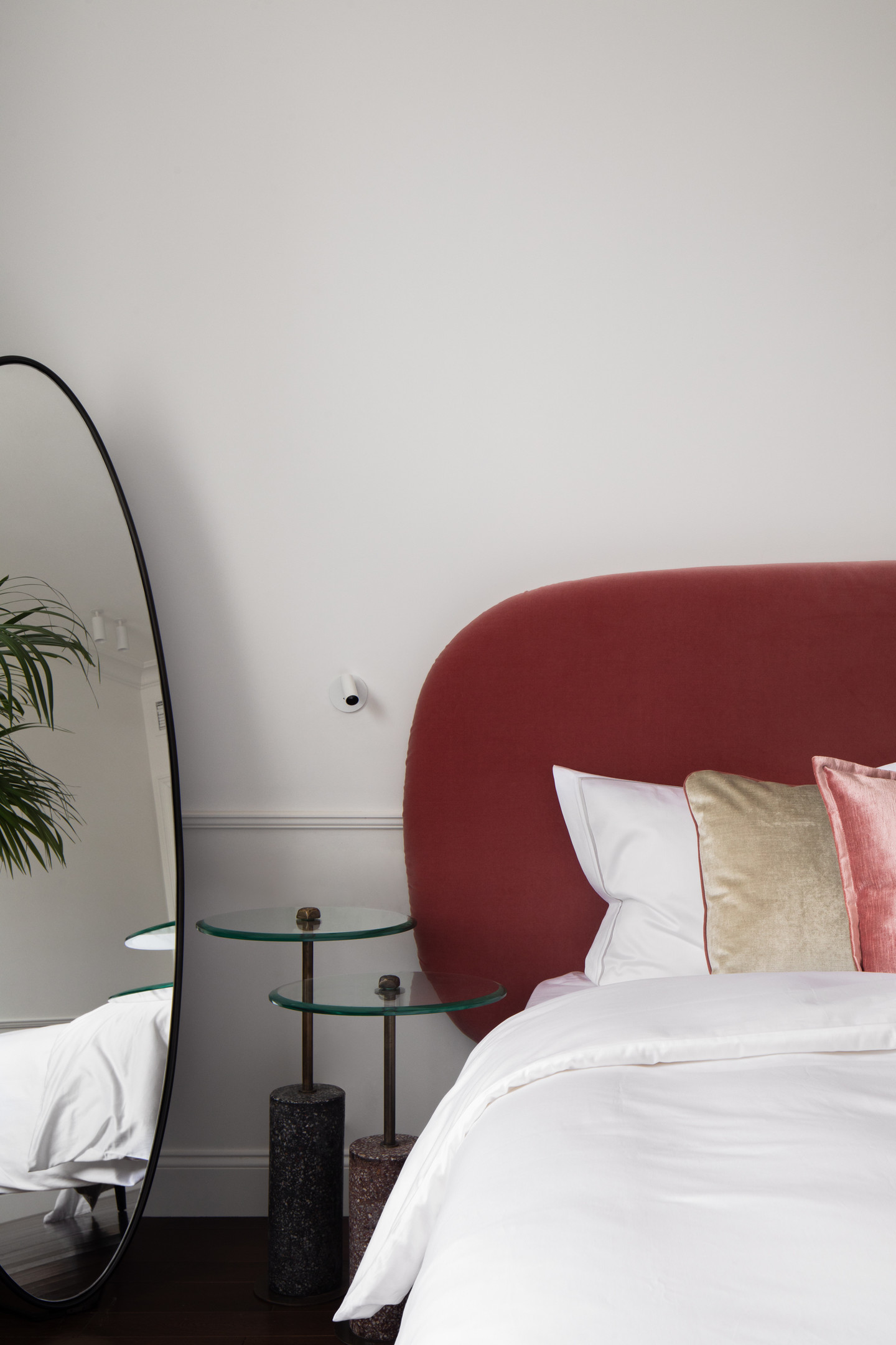 Tin chắc rằng, ấn tượng đầu tiên của bạn khi bước vào phòng ngủ này chính là đầu giường màu đỏ mận với đường cong mềm mại. Những đường cong này hoàn toàn tương thích với tấm gương hình oval và 2 chiếc bàn phụ mặt kính tròn tạo nên sự thống nhất về đường nét thiết kế.