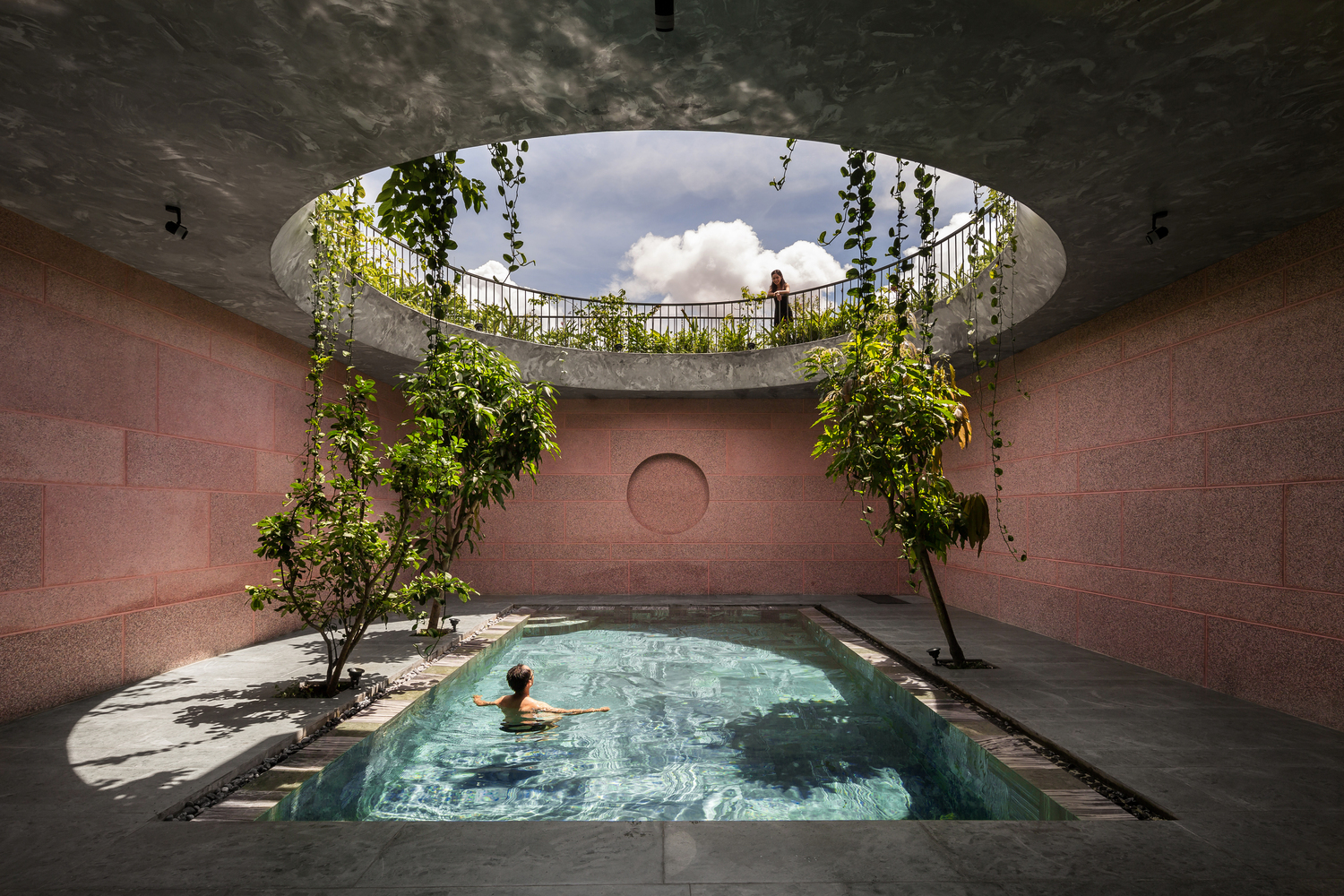 Pink House: Ngôi nhà ngập sắc hồng tại An Giang với điểm nhấn từ giếng trời và bể bơi siêu rộng