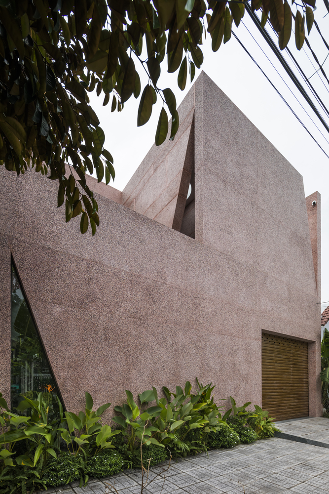 'Pink House' là ngôi nhà của 2 chị em gái tại TP Long Xuyên, tỉnh An Giang do 23o5Studio thiết kế. Đúng như tên gọi của mình, nó thu hút ngay từ cái nhìn đầu tiên với tone hồng nhẹ nhàng từ vật liệu đá granite.