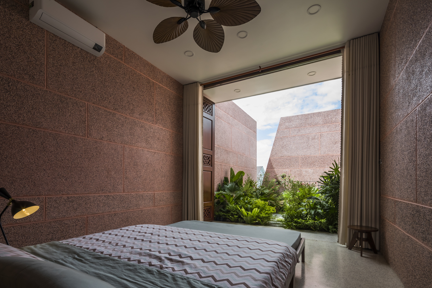 Công trình được thiết kế theo trục đứng của mặt bằng, các phòng ngủ đều có không gian riêng để cảm nhận khác biệt. 