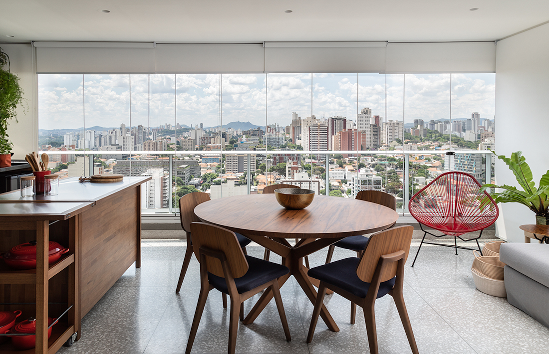 Căn hộ của cặp vợ chồng son với bức tường kính nhìn toàn cảnh thành phố