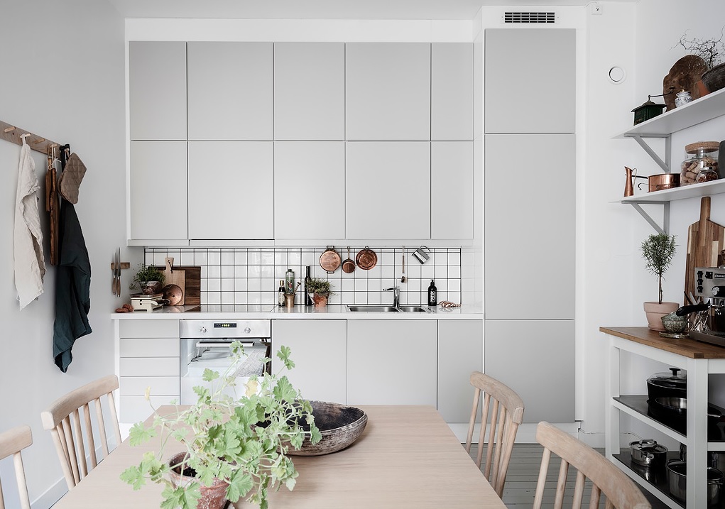 Gạch thẻ vuông màu trắng: Cách trang trí bếp đẹp đơn giản mà tinh tế