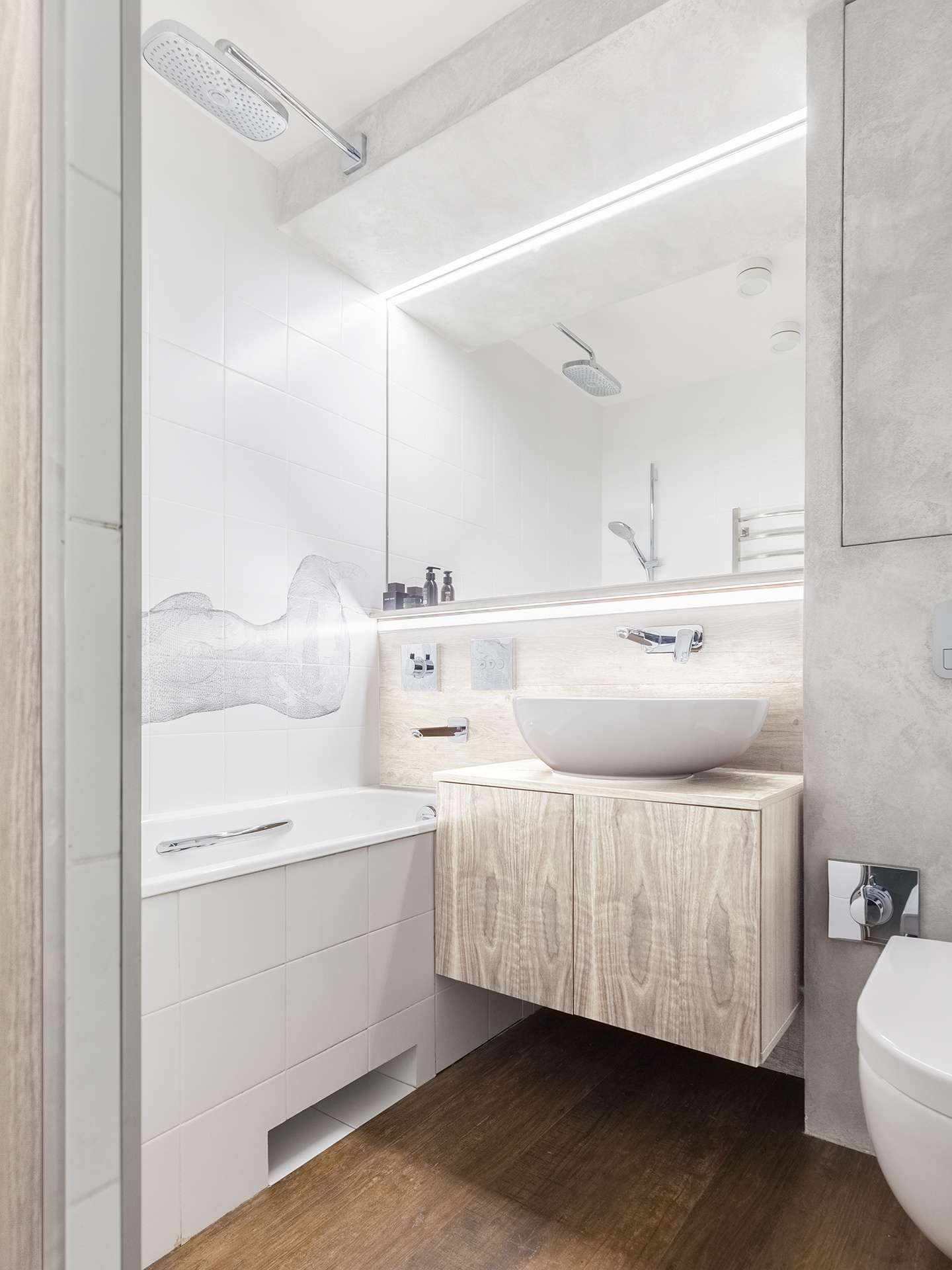 Phòng tắm tích hợp nhà vệ sinh diện tích siêu nhỏ này đã được NTK nội thất khéo léo sử dụng gạch ô vuông màu trắng cho nền tường, 'nhân tiện' ốp luôn bồn tắm nằm để tạo nên sự liên kết hài hòa trong tổng thể. 