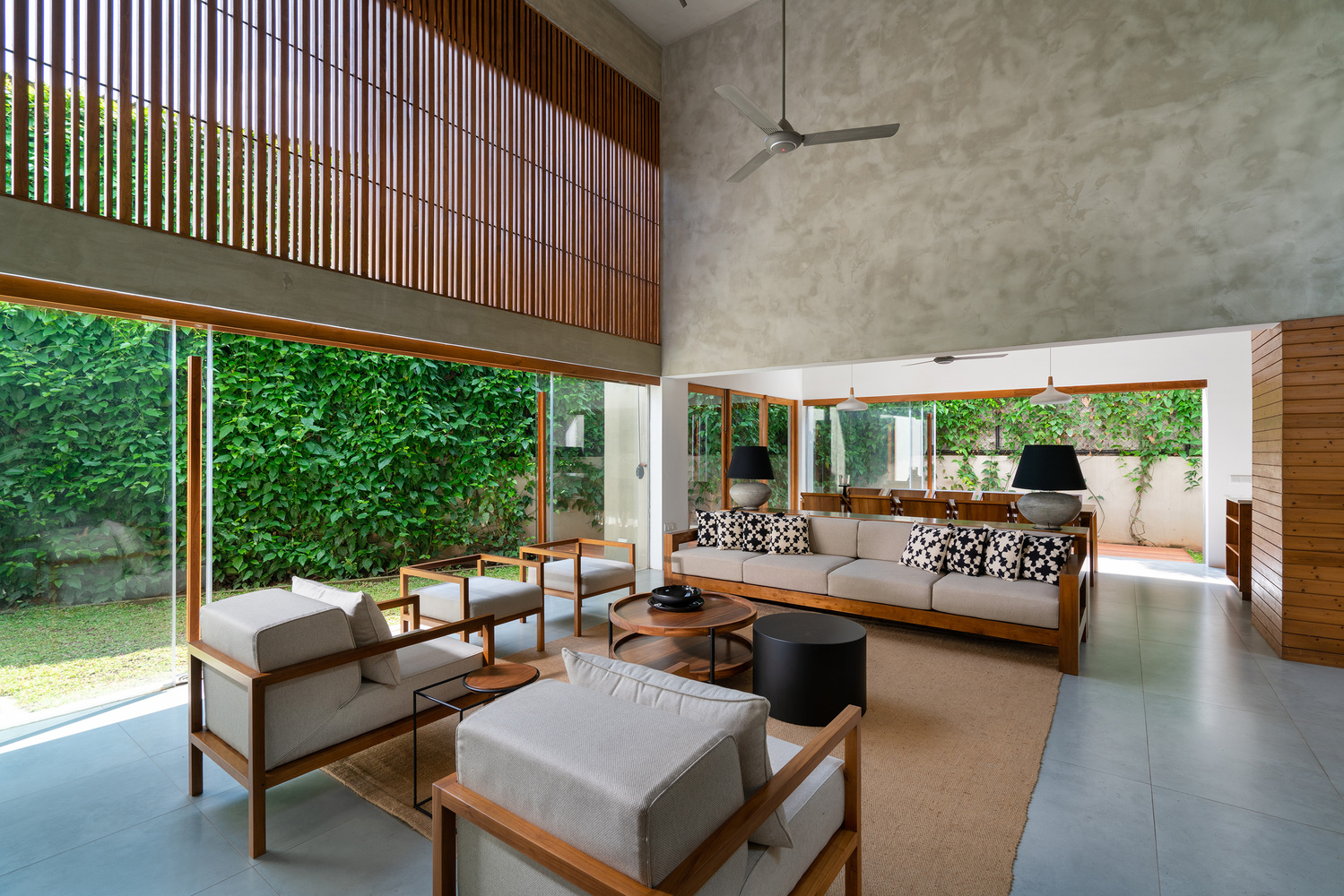 Các khoảng hở lớn kết hợp với nội thất gỗ tự nhiên cũng như việc đề cao sự quan trọng của thực vật tạo nên một không gian sống nhẹ nhàng, đầy tính thư giãn. 