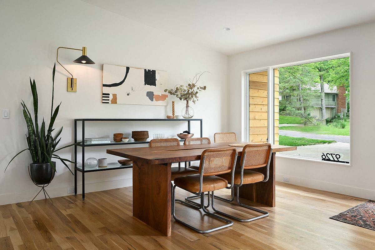 Cùng một căn phòng trang trí đơn giản, thanh lịch, bạn có thể sử dụng như phòng ăn hoặc phòng làm việc tại gia đều được cả.