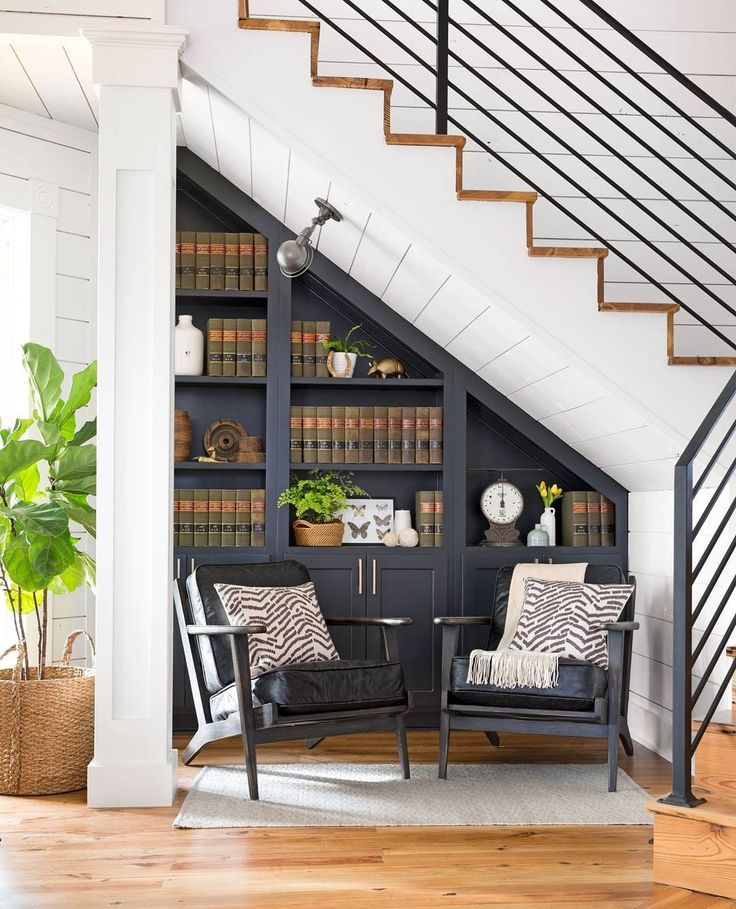 Bạn có thể biến không gian buồn tẻ dưới gầm cầu thang trở thành một thư viện mini tuyệt đẹp tại nhà tuyệt đẹp.