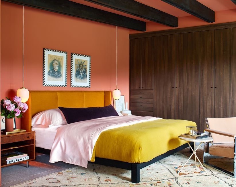 Phòng ngủ của nữ đạo diễn - diễn viên người Mỹ Sophia Bush phủ kín tường và trần nhà với màu sơn đất nung, kết hợp thêm những sắc màu nổi bật như vàng, tím, hồng phấn,... cùng màu gỗ trầm ấm của chiếc tủ quần áo chiều cao kịch trần.
