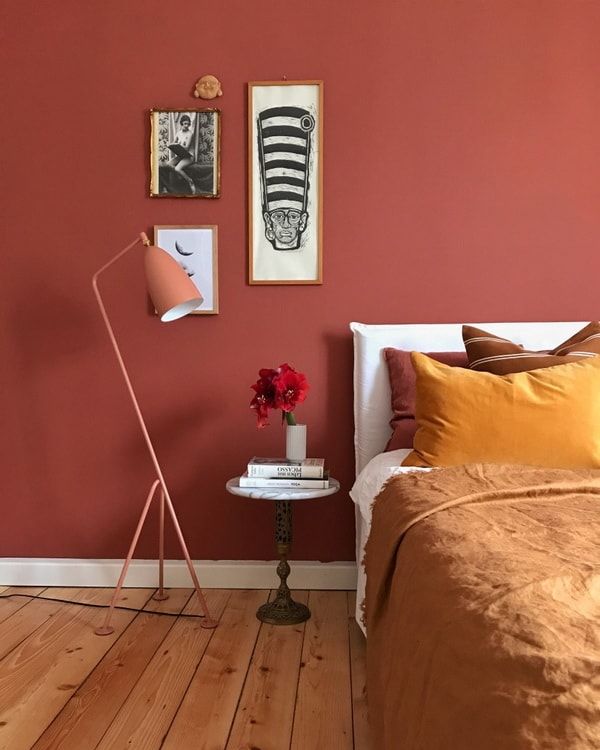 Phòng ngủ quyến rũ, ngập tràn cảm hứng trong những ngày se lạnh với sơn tường màu gạch đất nung thiên về tone đỏ mận, chiếc đèn sàn dáng cao màu sắc khá tương đồng cho đến bộ chăn ga gối màu cam gạch và nâu - ấm áp trên từng cen-ti-met!