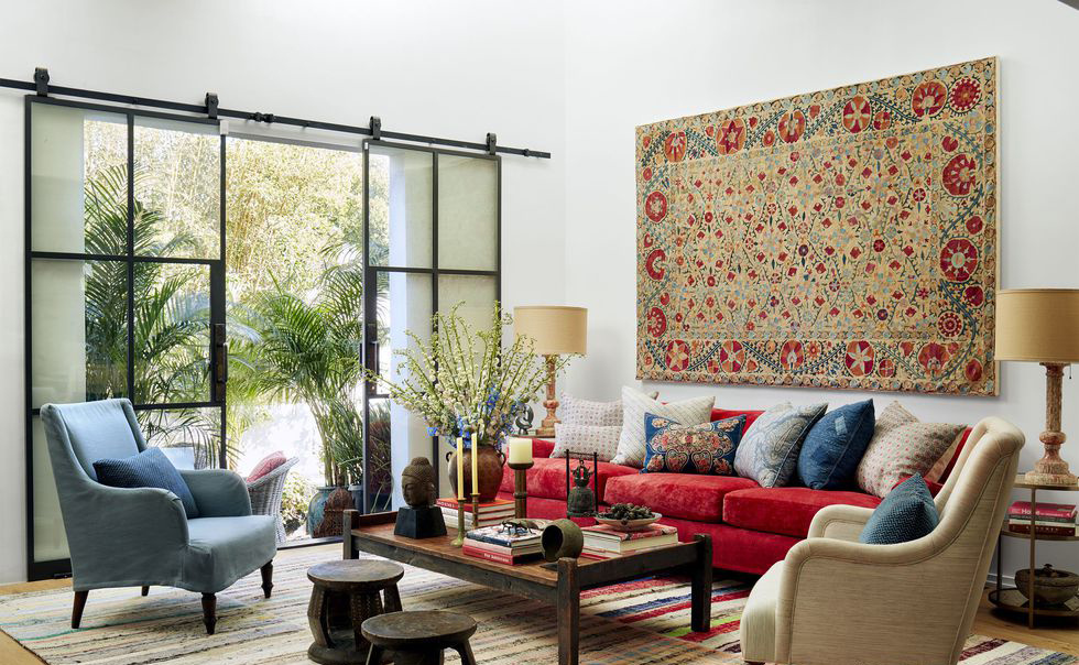Một tấm thảm hình chữ nhật treo ngang bức tường sẽ giúp không gian phòng khách như được 'cơi nới' về chiều rộng. Đặc biệt, khi căn phòng sử dụng gam màu trắng chủ đạo thì tấm thảm này càng thêm phần nổi bật.