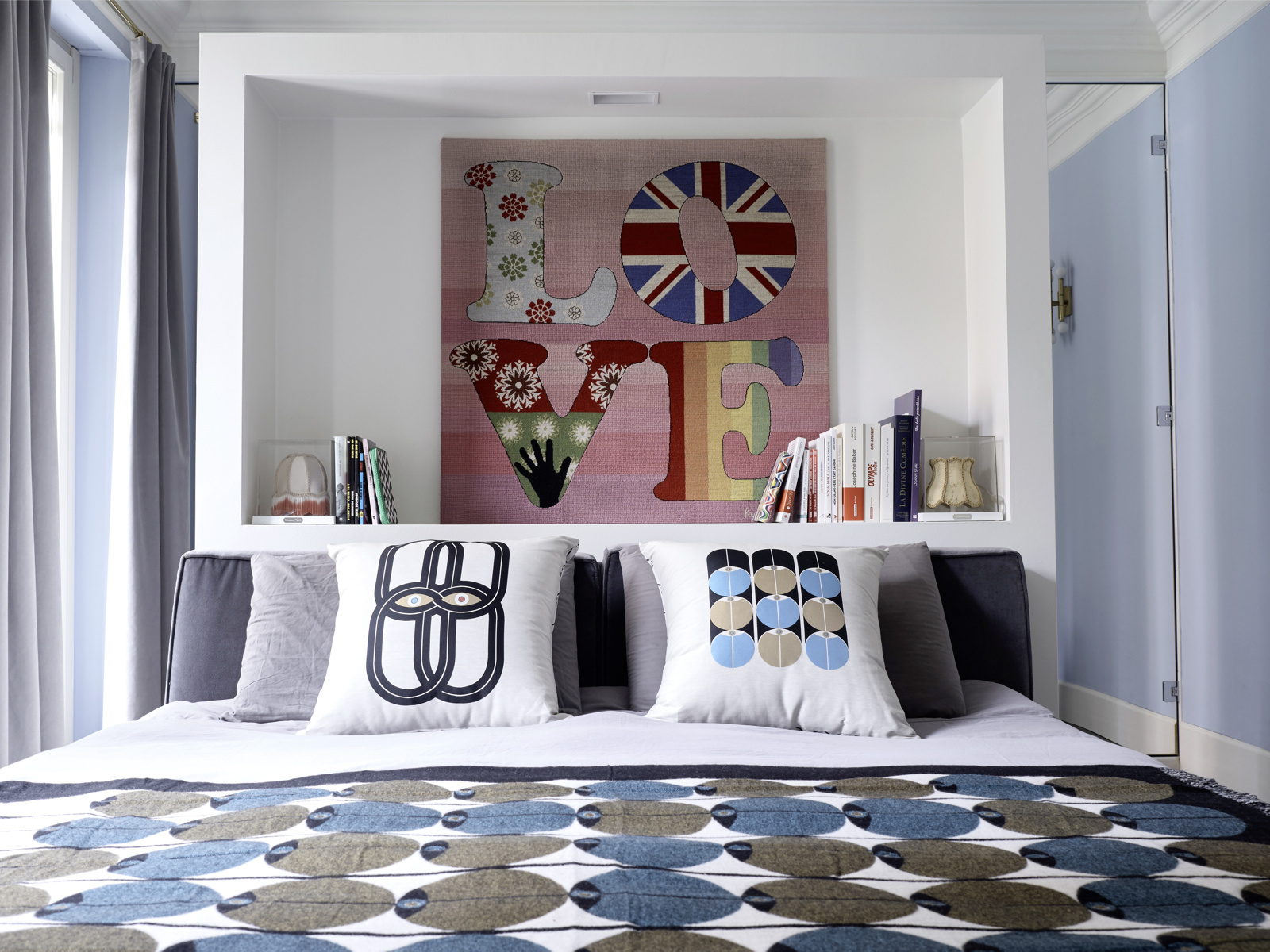 Không chỉ phù hợp với những căn phòng mang phong cách cổ điển, tấm thảm nhẹ nhàng cũng có thể sử dụng để trang trí trong không gian hiện đại, chẳng hạn như thảm thêu chữ LOVE nổi bật ở hốc tường đầu giường này.