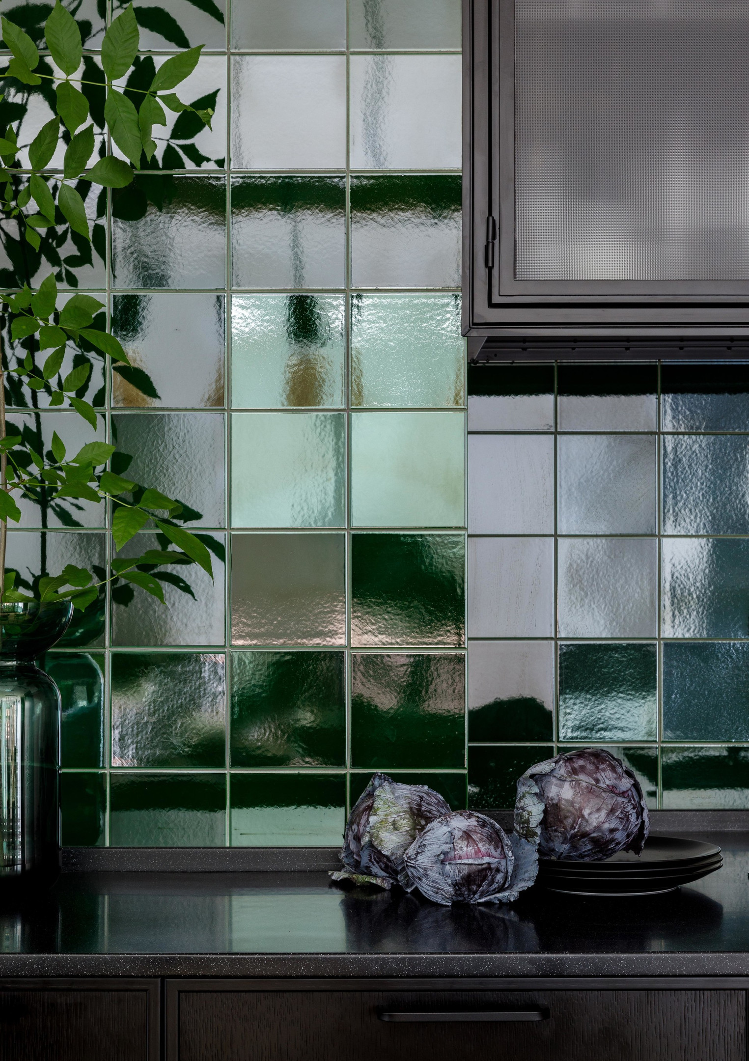 Nhà thiết kế Irina nội thất Mitrofanova đã khéo léo lựa chọn vật liệu gạch ốp backsplash vừa có độ sáng bóng, bề mặt dễ lau chùi, lại có độ sần nhất định nhằm tạo nên nét đẹp sang chảnh cho phòng bếp.