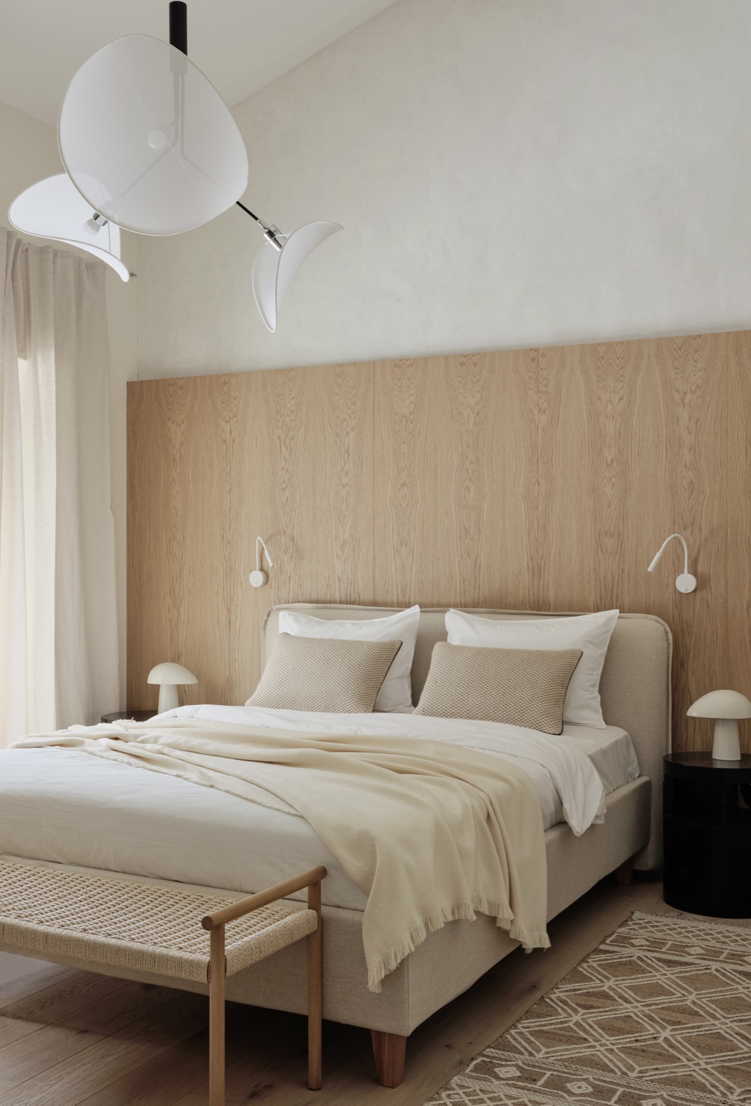 Kết cấu mềm mại của tấm thảm trải sàn đặt ngay bên cạnh giường ngủ với những tone màu trung tính chủ đạo như xám, be, trắng hay nội thất bằng vật liệu gỗ tạo cho phòng ngủ một cái nhìn nhẹ nhàng, thư giãn tuyệt đối.