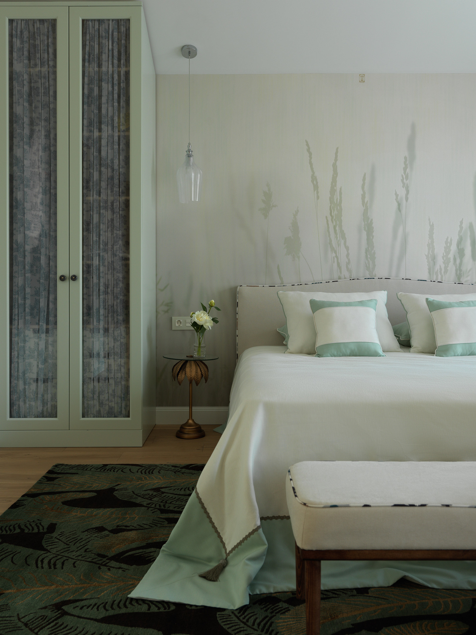 Phòng ngủ ô lựa chọn tone màu trắng và xanh bạc hà để mang lại sự dễ chịu cho không gian thư giãn. Ngoài ra, hoa văn của giấy dán tường và thảm trải sàn cũng góp phần tạo nên điểm nhấn quyến rũ, cùng chủ đề thiên nhiên tươi mát.