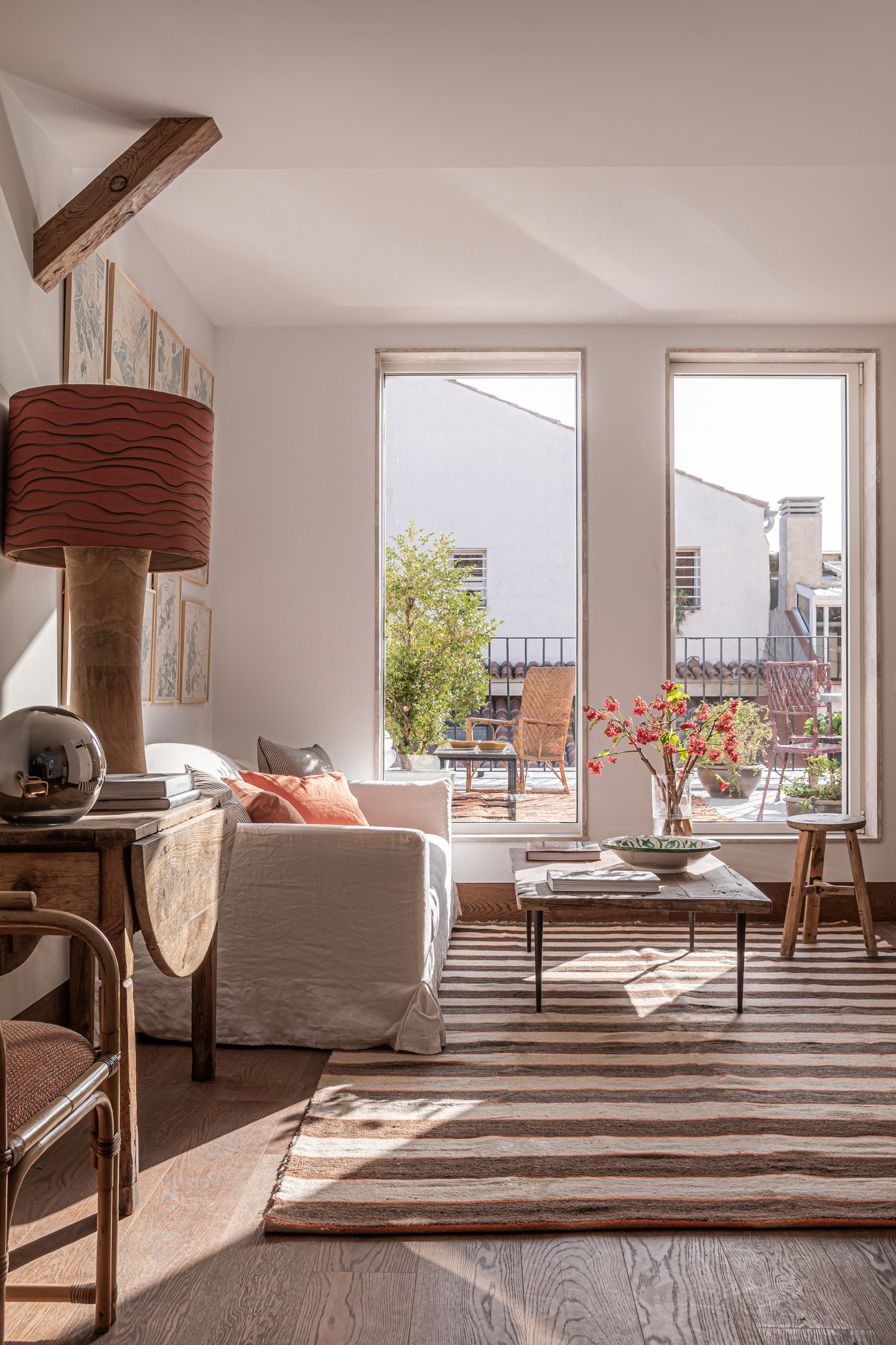 Nhiệm vụ của Espejo & Goyanes Studio là kết hợp 2 căn hộ riêng biệt thành một căn hộ thông tầng duy nhất với tổng diện tích 110m². Tại tầng 1, phòng khách - phòng bếp - khu vực ăn uống được thiết kế mở với sàn gỗ sồi sẫm màu trầm ấm.