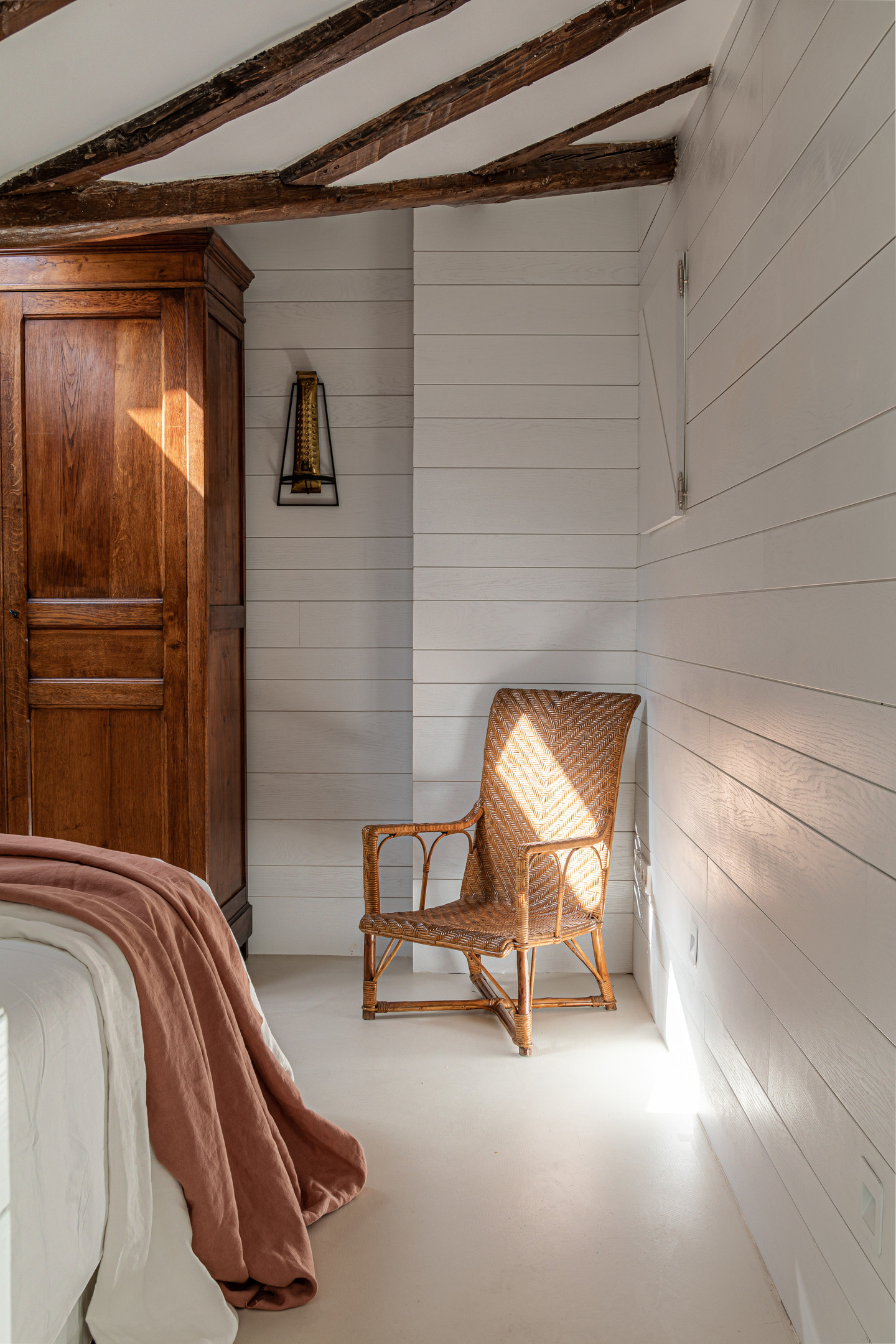 Ngoài phần dầm gỗ, NTK còn bổ sung chiếc ghế đan bằng liễu gai cùng lối trang trí cổ điển tạo nên một bầu không khí yên bình, tĩnh lặng trong một công trình nhà ở được xây lần đầu tiên vào thế kỷ 19.