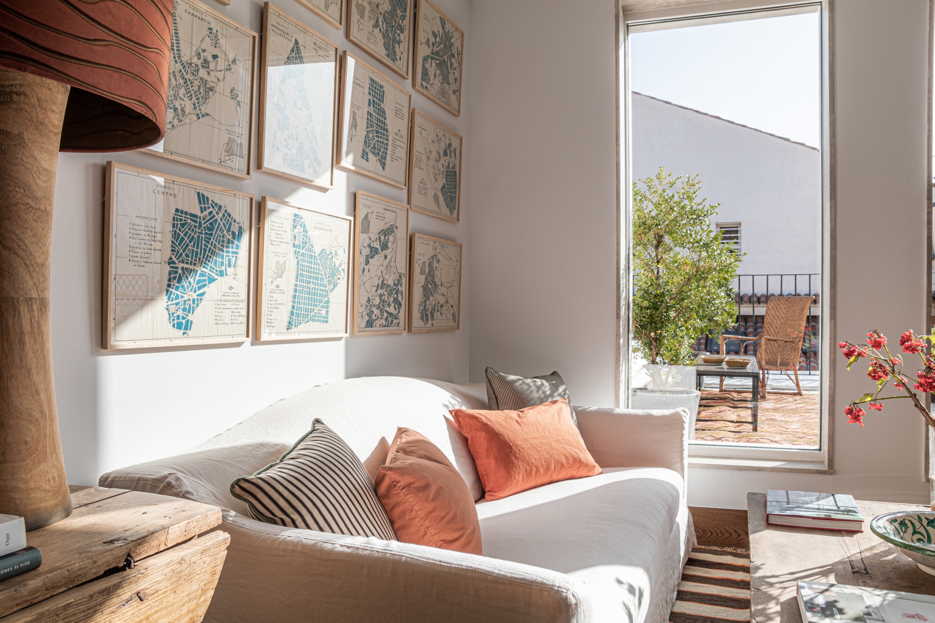 Phòng khách được ưu ái nhất khi bố trí cạnh những ô cửa sổ đầy nắng ấm cho vẻ đẹp thoáng sáng. Tâm điểm của nó là chiếc ghế sofa màu trắng mềm mại từ thương hiệu Maison du Monde và mẫu bàn nước bằng gỗ mộc chân sắt từ Asitrade. 