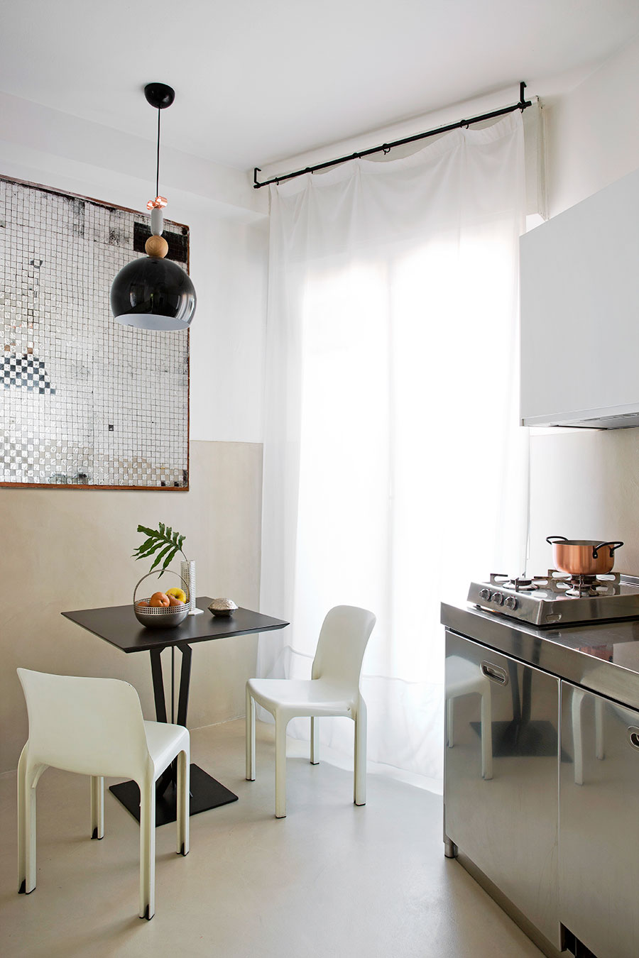 Giải pháp thông minh khi thiết kế phòng bếp 'khiêm tốn' là sử dụng đồ đạc nhỏ gọn, gam màu đơn sắc và bề mặt nội thất bằng kim loại sáng bóng để phản chiếu ánh sáng cũng như hình ảnh cho không gian như được 'nhân đôi' về mặt thị giác.
