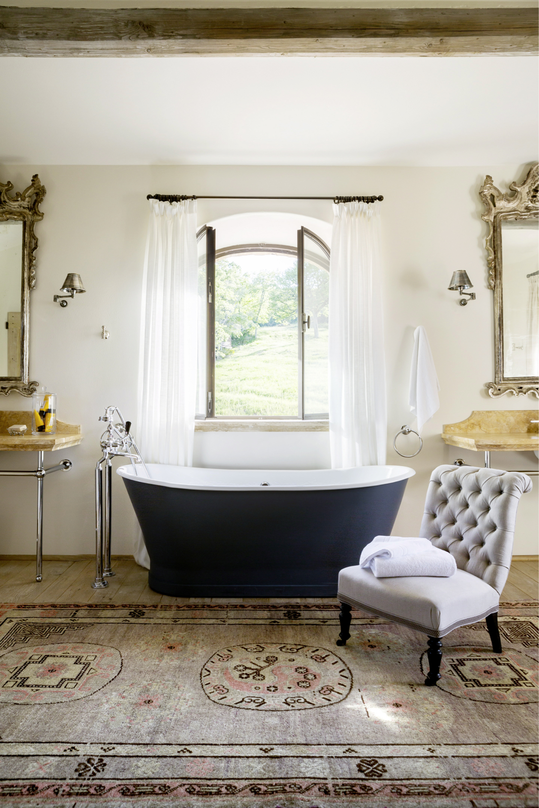 Nội thất cổ điển là yếu tố không thể vắng mặt khi trang trí phòng tắm phong cách tương đồng. 