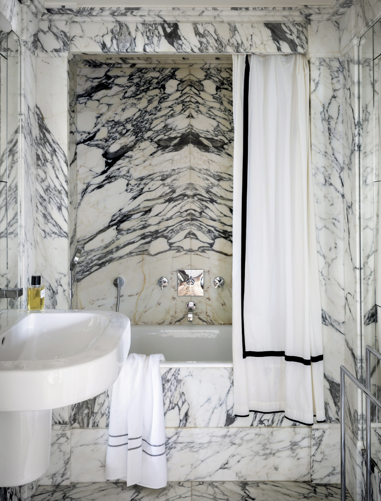 NTK đã lựa chọn màu đen trắng của đá cẩm thạch Arabescato để thiết kế nội thất phòng tắm cho vẻ đẹp sang trọng, đắt giá!