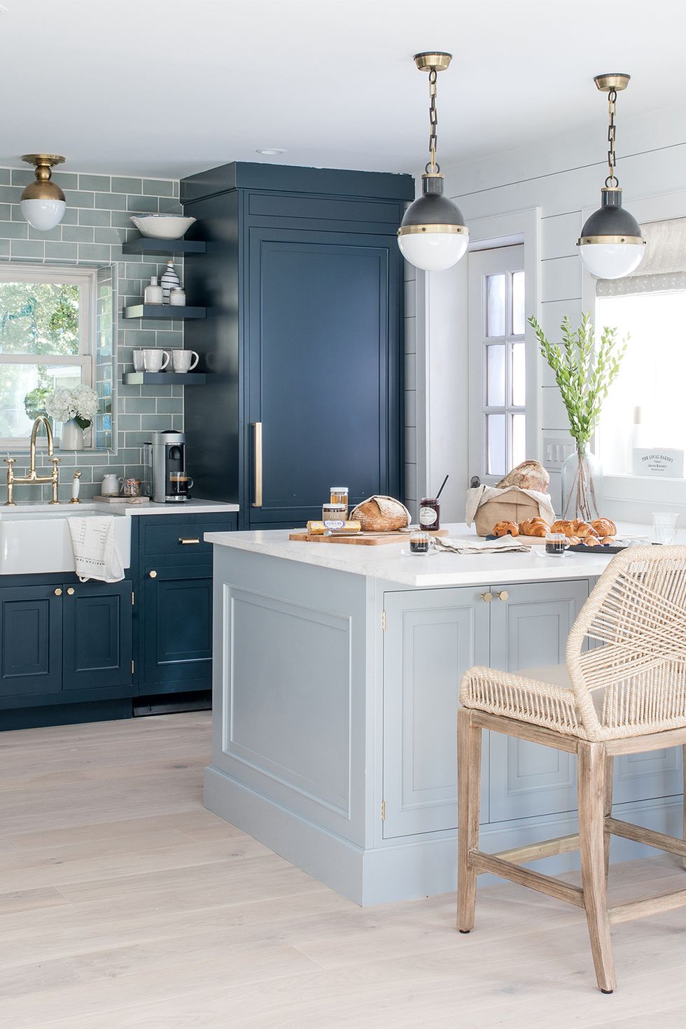 Phòng bếp trong ngôi nhà vùng ven biển này là minh chứng cho sự thay đổi sắc thái của gam màu xanh lam để trang trí nội thất cho phòng bếp. Từ màu xanh đậm của tủ bếp, kệ mở đến  backsplash xanh lam nhạt cho cái nhìn vừa cổ điển vừa hiện đại.