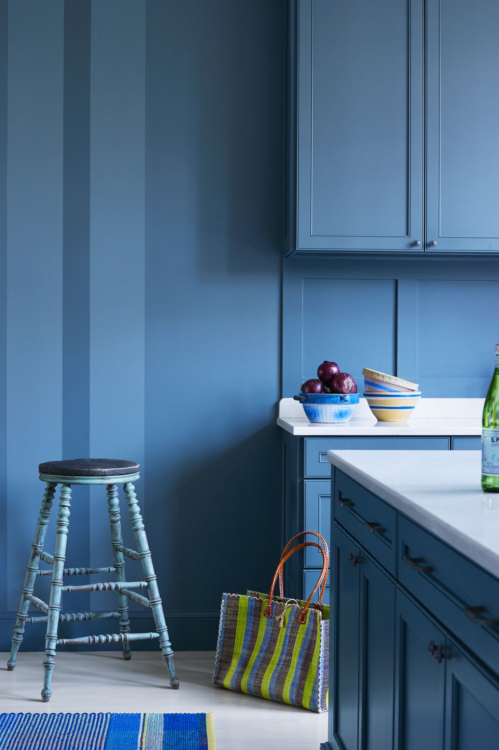Khi bạn không có đủ ngân sách để ốp tường phòng bếp bằng gạch hoa văn hay họa tiết màu xanh lam bắt mắt thì có thể lựa chọn giải pháp sơn toàn bộ bề mặt tường và tủ bếp như khu vực nấu nướng này, trông cũng rất cá tính đung không nào?