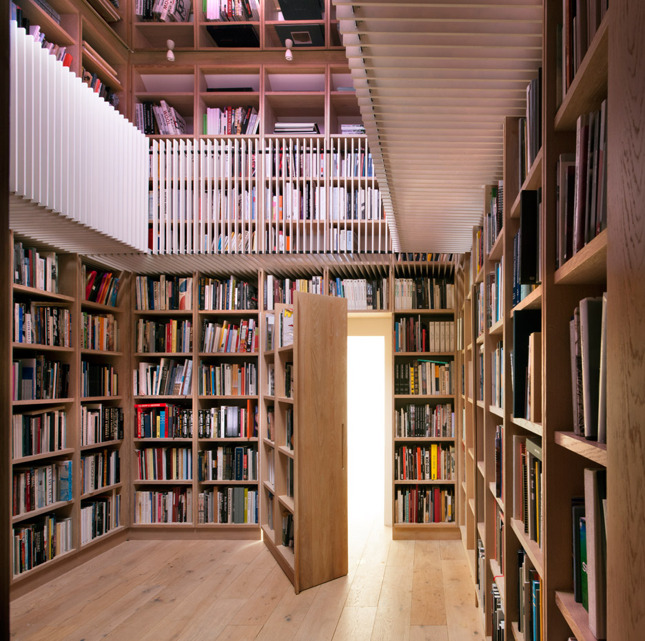 Chủ nhân của ngôi nhà tại Oxfordshire (Anh) là người cực kỳ yêu thích sách. Seilern Studio đã tạo nên 1 thư viện tại gia dựa trên bộ sưu tập hoành tráng có thể bao bọc toàn bộ căn phòng, kể cả mặt sau cánh cửa cũng được tận dụng để trưng bày sách.