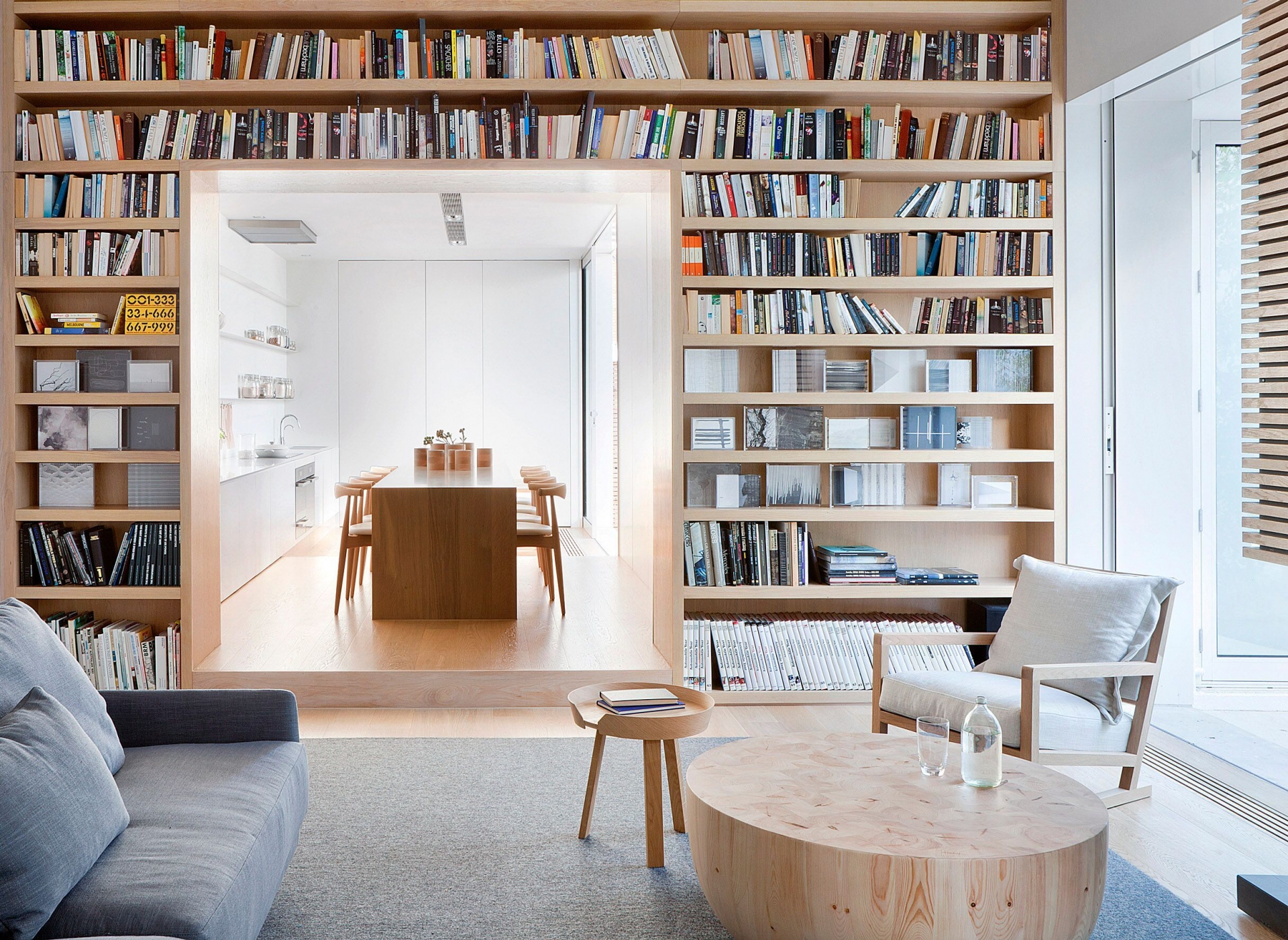 Ngôi nhà tại Melbourne (Úc) do Four Studio thiết kế sử dụng vô số đồ nội thất làm từ gỗ sồi Mỹ sắc màu tươi sáng. Từ bàn nước, ghế bành, bàn ghế phòng ăn, đặc biệt là hệ thống kệ mở tạo nên một thư viện trên tường phân chia phòng khách - phòng bếp.
