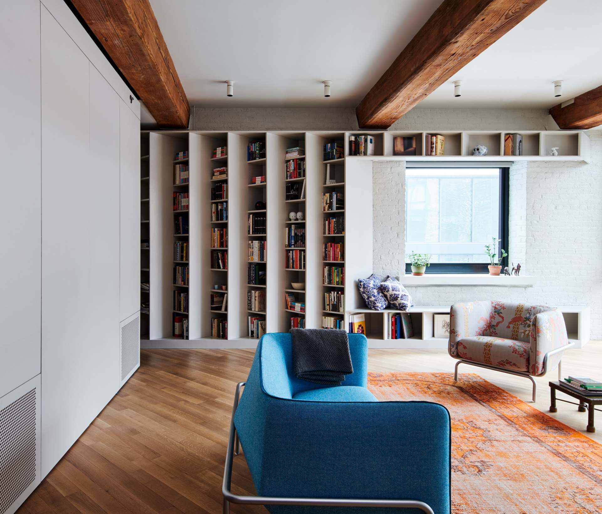 Cặp vợ chồng sở hữu căn hộ áp mái ở Brooklyn (Mỹ) có hàng nghìn cuốn sách cần trưng bày. Để lưu trữ chúng, đội ngũ của Buro Koray Duman đã thiết kế một thư viện ở một góc bức tường của căn hộ với giá đỡ tùy chỉnh ở góc 45 độ độc đáo.