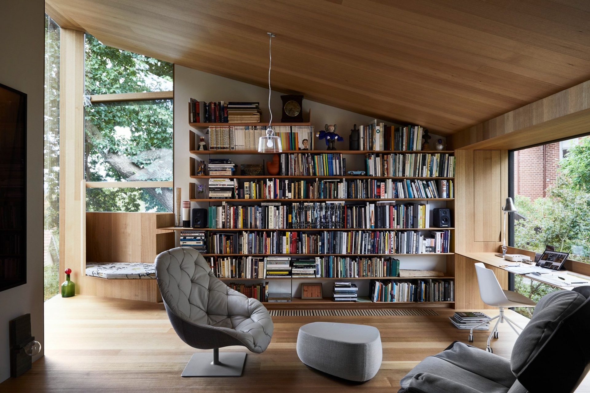 Ngôi nhà của KTS John Wardle ở Melbourne (Úc) có một không gian thư viện ấm cúng, nơi trưng bày bộ sưu tập sách của cả gia đình. Giá sách bằng gỗ phù hợp với sàn nhà và góc đọc sách, nơi có tầm nhìn thư thái ra cửa sổ kính suốt từ trần đến sàn.