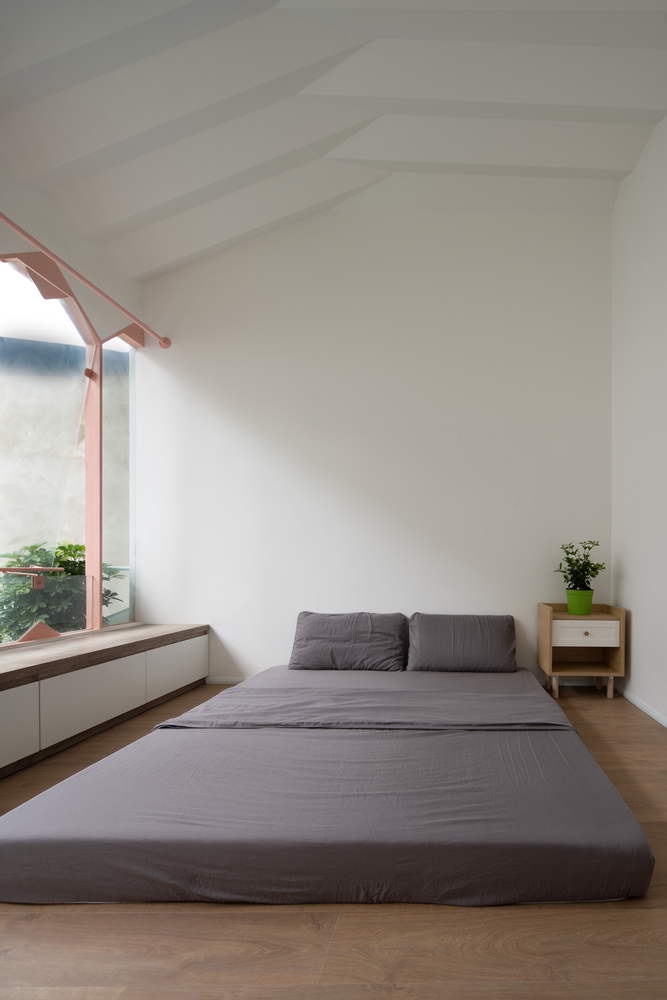 Thay vì sử dụng giường, chủ nhân chỉ dùng tấm nệm dày êm ái, vừa đơn giản vừa tạo cảm giác rộng thoáng cho không gian.