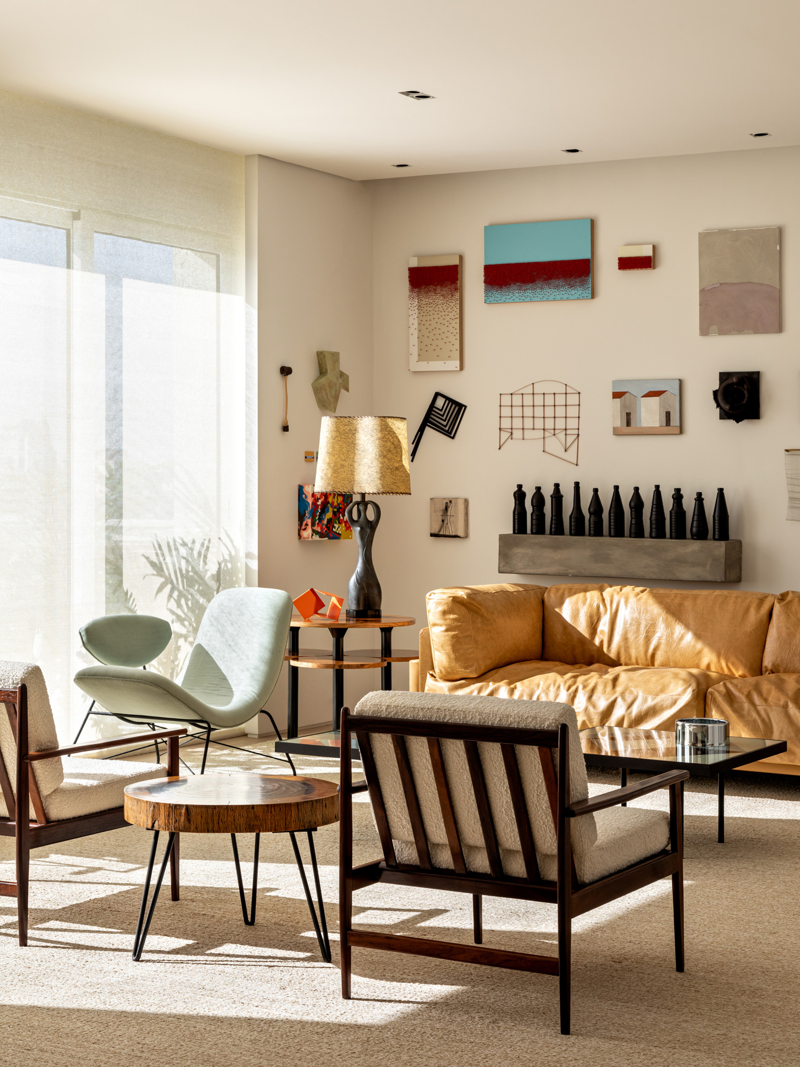 Phòng khách trong căn hộ tại thủ phủ São Paulo (Brazil) thu hút người nhìn bởi vẻ đẹp tươi sáng của nội thất, phụ kiện trang trí, màu sắc sống động, đặc biệt là chiếc ghế sofa bọc da êm ái như đang 'tắm mình' dưới ánh nắng mai ấm áp.