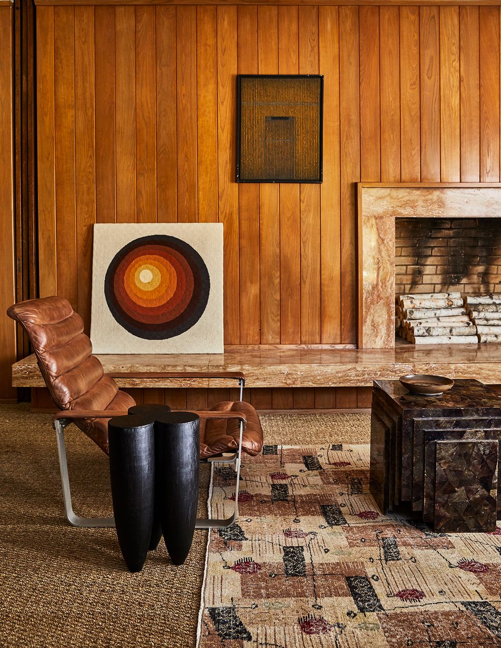 Ngôi nhà tại Malibu (California, Hoa Kỳ) này là dự án của NTK Kelly Westler. Toàn bộ nội thất trong phòng khách là sự kết hợp của đa dạng vật liệu: Gỗ ốp tường, bàn nước bằng đá, thảm sợi tự nhiên và ghế bành bọc da nâu cho vẻ đẹp hoài cổ.