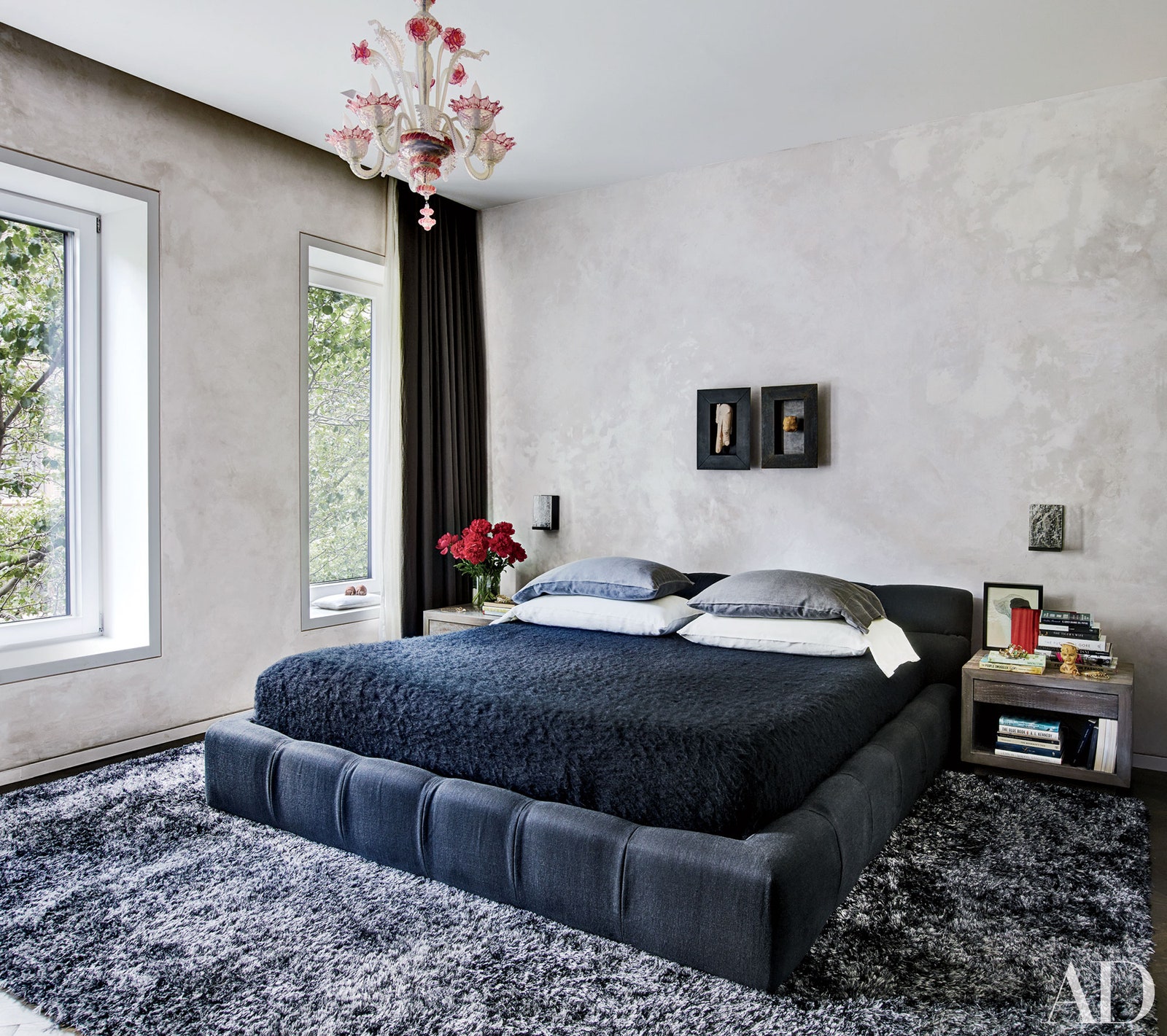 Khung giường và nệm màu xanh denim đậm kết hợp cặp táp đầu giường cân xứng cho phòng ngủ vẻ đẹp hài hòa, vững chãi.