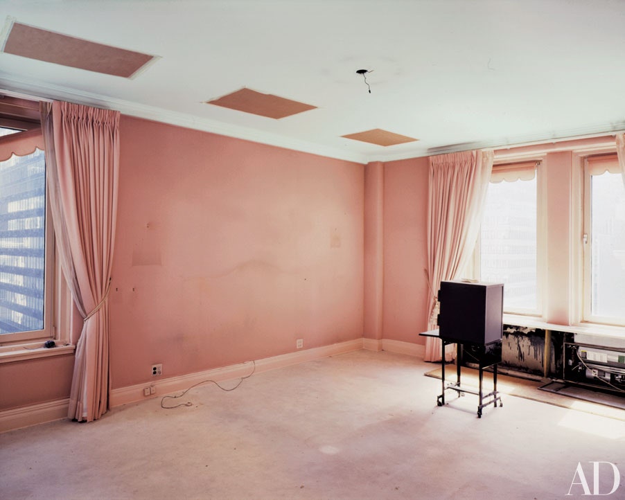 Tường màu hồng 'tone sur tone' cùng rèm cửa trông có vẻ hơi sến và cũng đã xuống màu, bám bụi bẩn theo thời gian. 