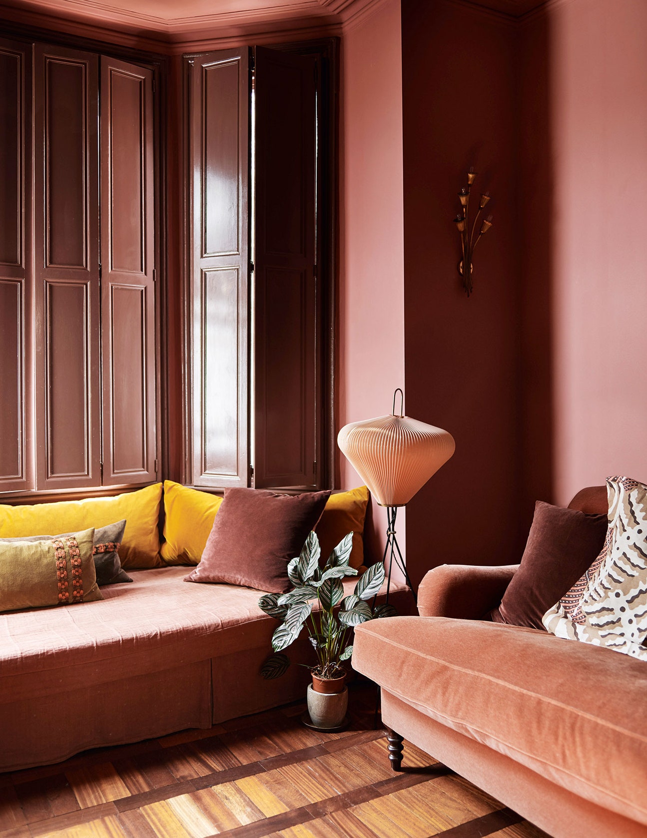 Vào mùa Thu - Đông, hãy ưu tiên sơn phòng khách bằng những tone màu trầm ấm như nâu, đất nung, hồng đất, cam gạch, đỏ mận,... 