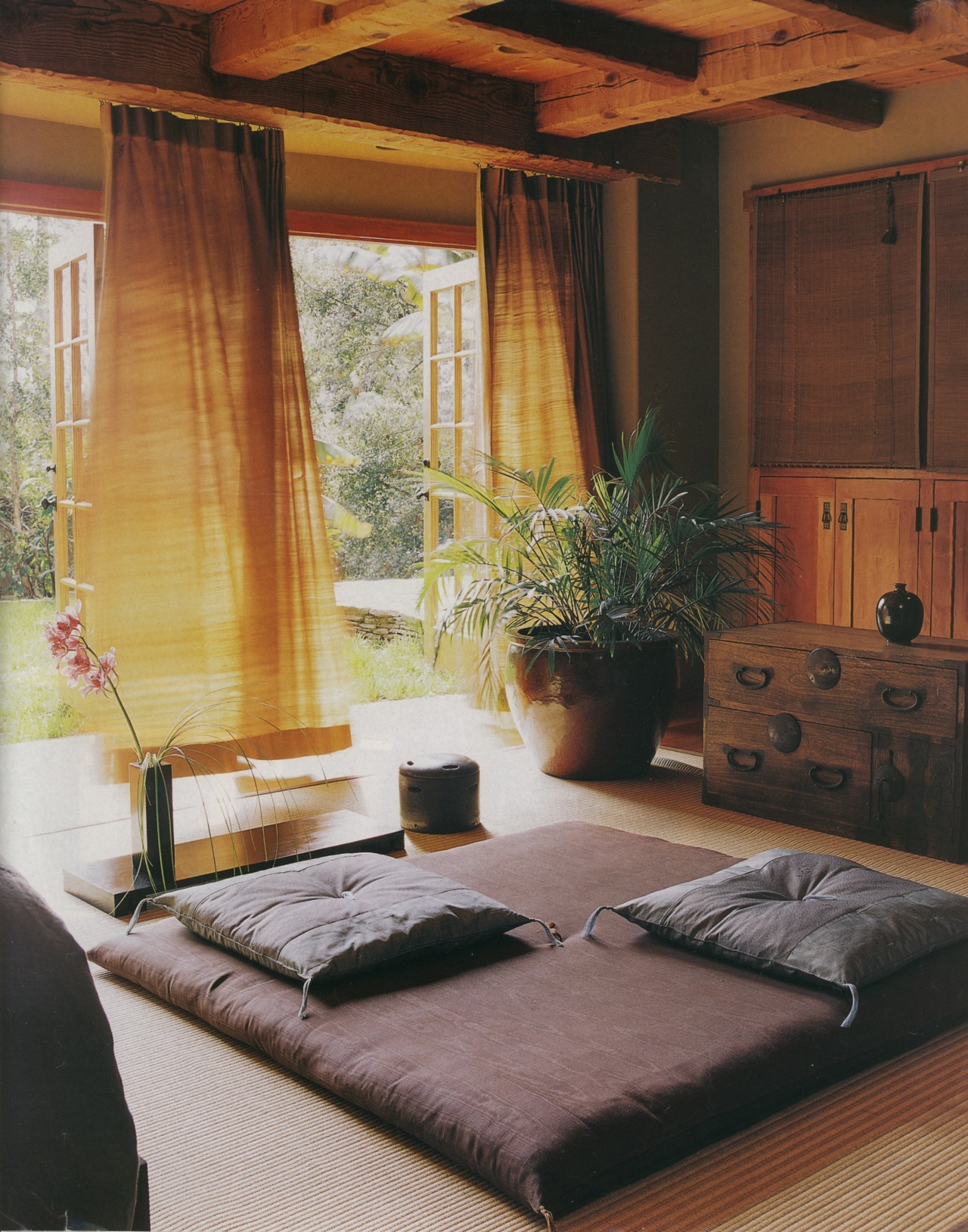 Căn phòng thu hút bởi sự dịu dàng, ấm áp của nội thất bằng gỗ, rèm vải mỏng nhẹ cùng tone màu nâu khiến người ngắm nhìn phải mê mẩn. Căn phòng thể hiện sự tinh tế, đậm chất phong cách Zen của “xứ sở Phù Tang”.