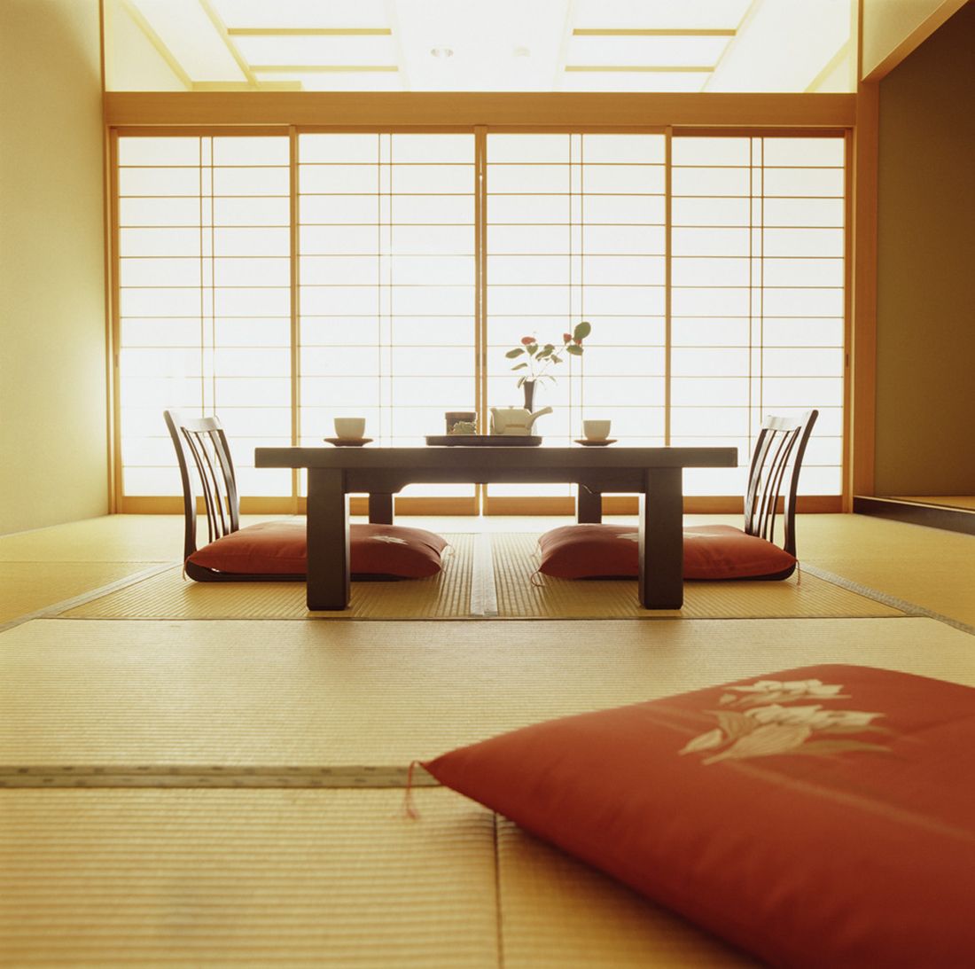 Nội thất thấp sàn cũng là kiểu thiết kế được người Nhật ưa chuộng bởi chúng tinh giản, gọn gàng, không chiếm nhiều diện tích. Nhờ vậy, con người khi ngồi cạnh nhau sẽ có cảm giác gần gũi hơn, mở lòng cùng nhau hơn.