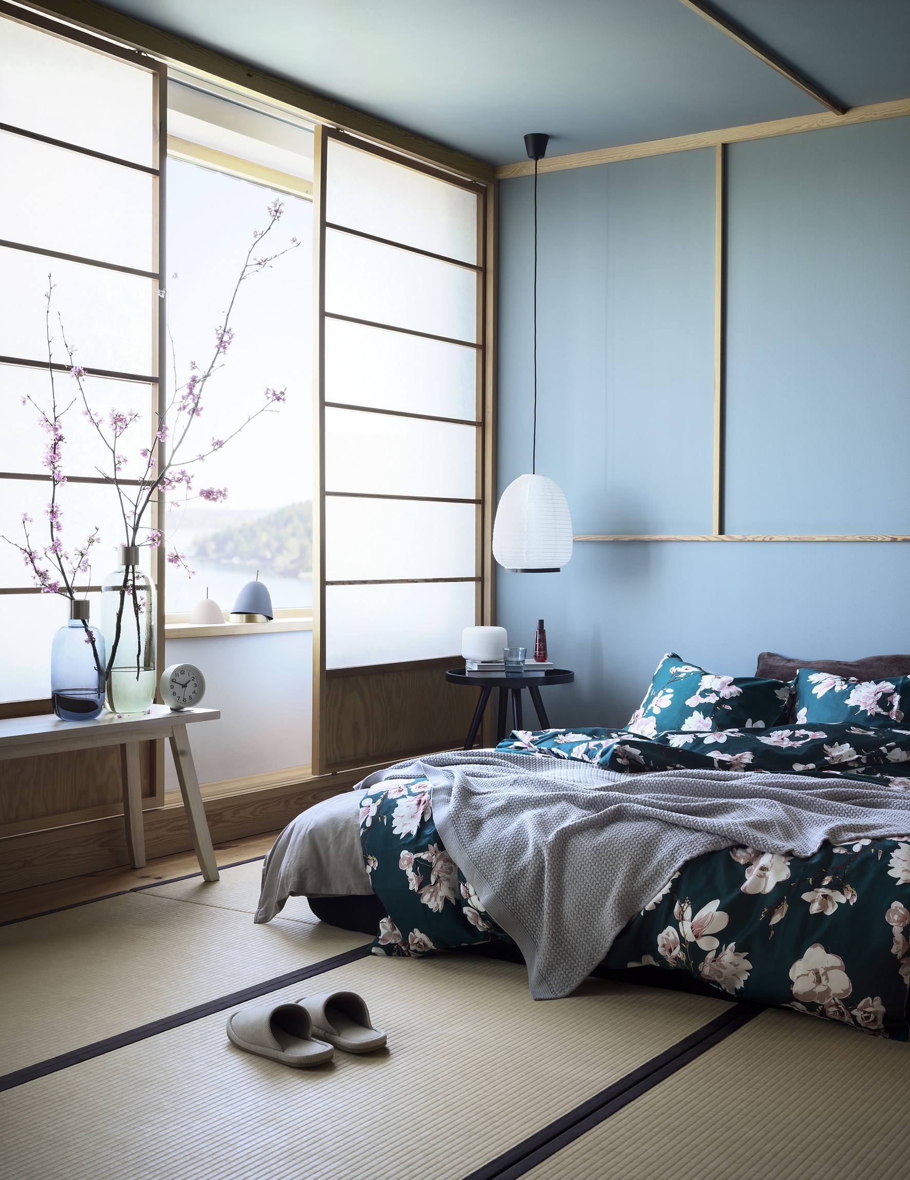 Không phải lúc nào phong cách Zen cũng 'đóng khung' với các gam màu trung tính. Thi thoảng, sắc màu êm dịu như xanh lam hoàn toàn phù hợp cho phòng ngủ, thêm vào những phụ kiện trang trí tinh tế như đèn thả trần, lọ thủy tinh duyên dáng.