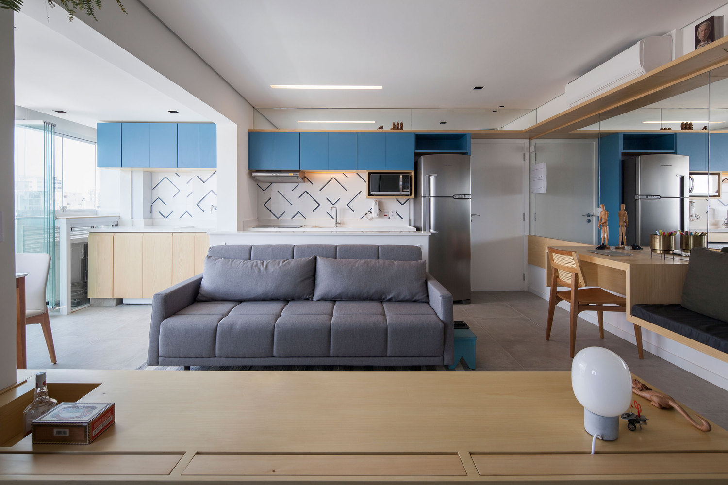 Khu vực phòng khách thiết kế tại vị trí trung tâm căn hộ, với chiếc ghế sofa màu xám êm ái.