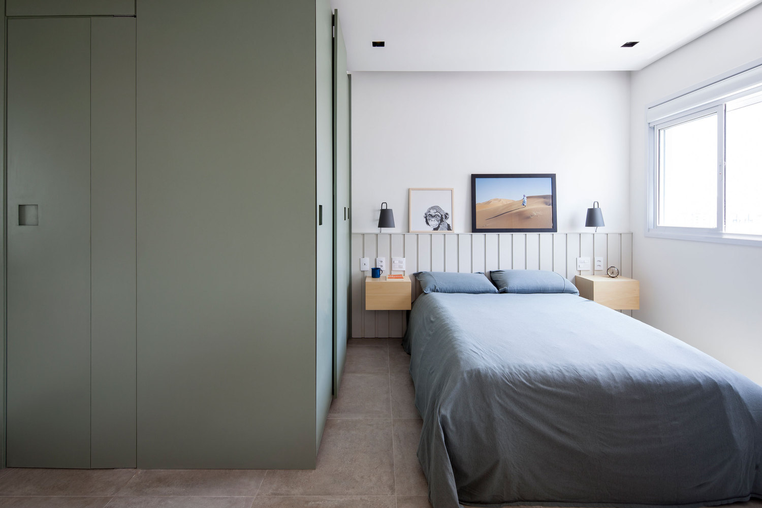 Giường ngủ thiết kế đơn giản với tone màu xám - trắng, cạnh ô cửa sổ đầy nắng ấm, nội thất bố trí cân xứng cho cảm giác hải hòa.
