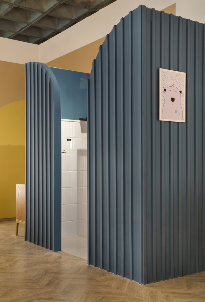 Không gian phòng tắm và phòng vệ sinh được thiết kế thành một hình khối riêng biệt với gam màu xanh cổ vịt thời trang. Riêng phần sàn được lát gạch màu be để vừa phân vùng với khu vực sinh hoạt chung vừa dễ dàng chùi rửa.