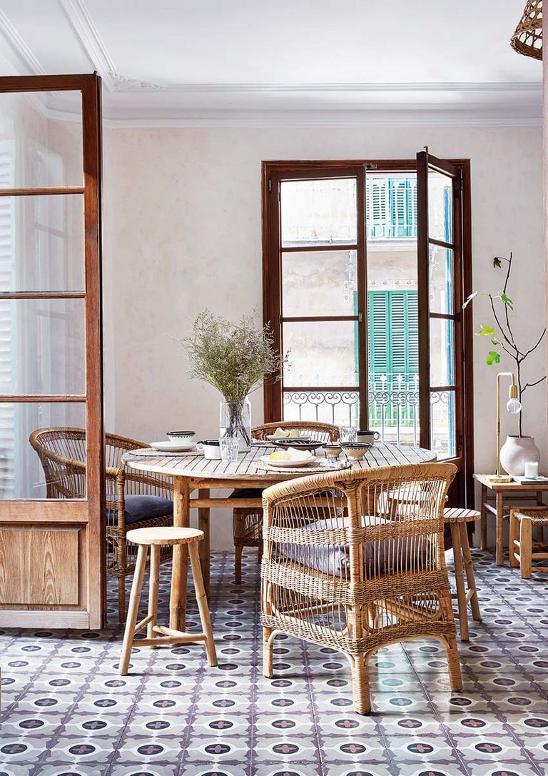 Phòng ăn tuyệt đẹp trong căn hộ tại Mallorca thuộc vùng Địa Trung Hải, thu hút người nhìn bới vẻ đẹp của nội thất giản dị và mộc mạc. Chiếc bàn ăn hình tròn và ghế đẩu bằng gỗ, kết hợp ghế bành mây tre đan tạo nên sự quyện hòa đẹp mắt.