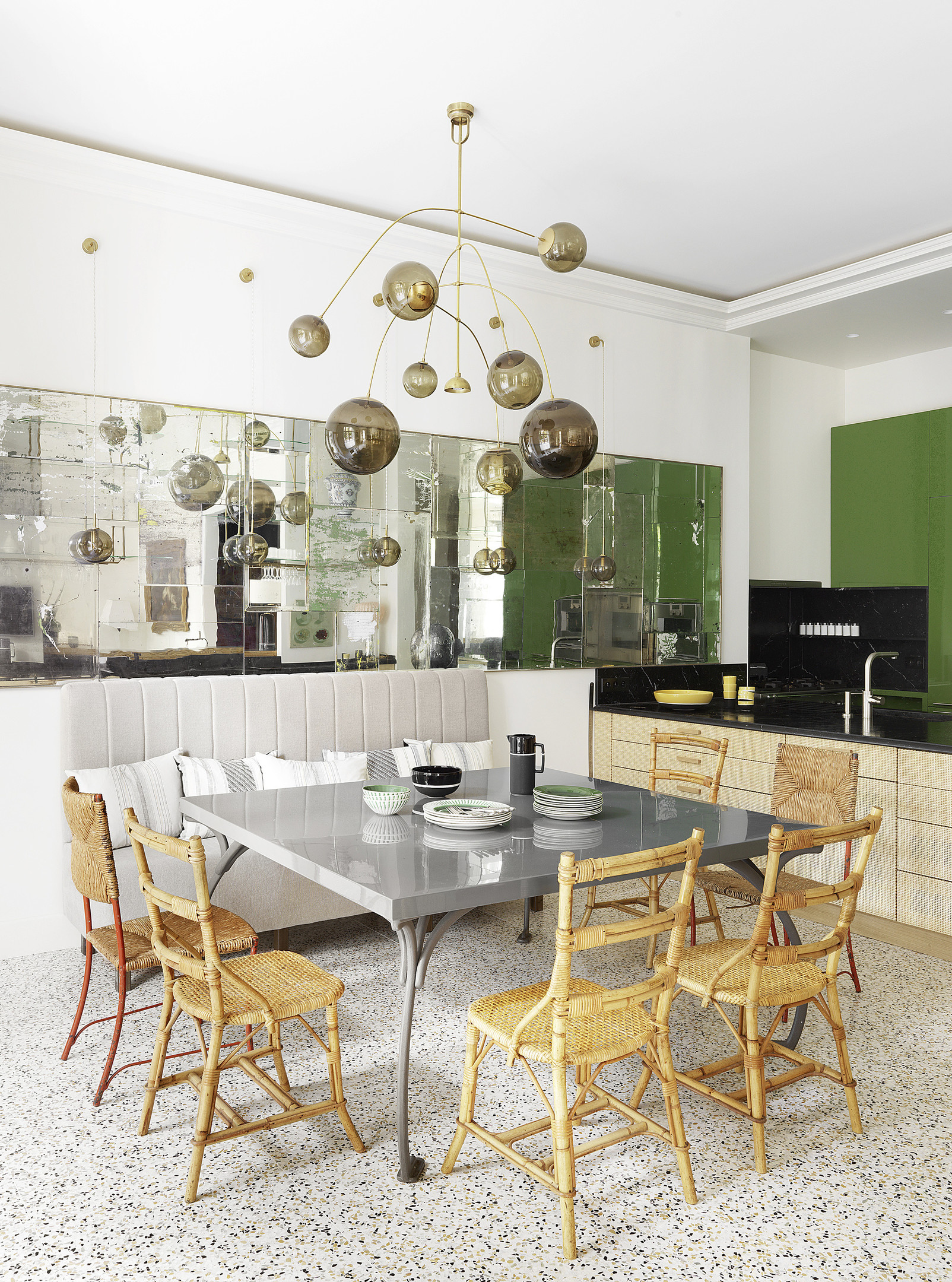 Khu vực ăn uống trong căn hộ ở Paris (Pháp) do NTK Sarah Lavoin thiết kế đã chứng minh sự linh hoạt của nội thất mây tre đan. Khi kết hợp với bàn ăn bằng kim loại sáng bóng, những chiếc ghế mộc mạc vẫn không hề 'lạc điệu' đúng không nào?